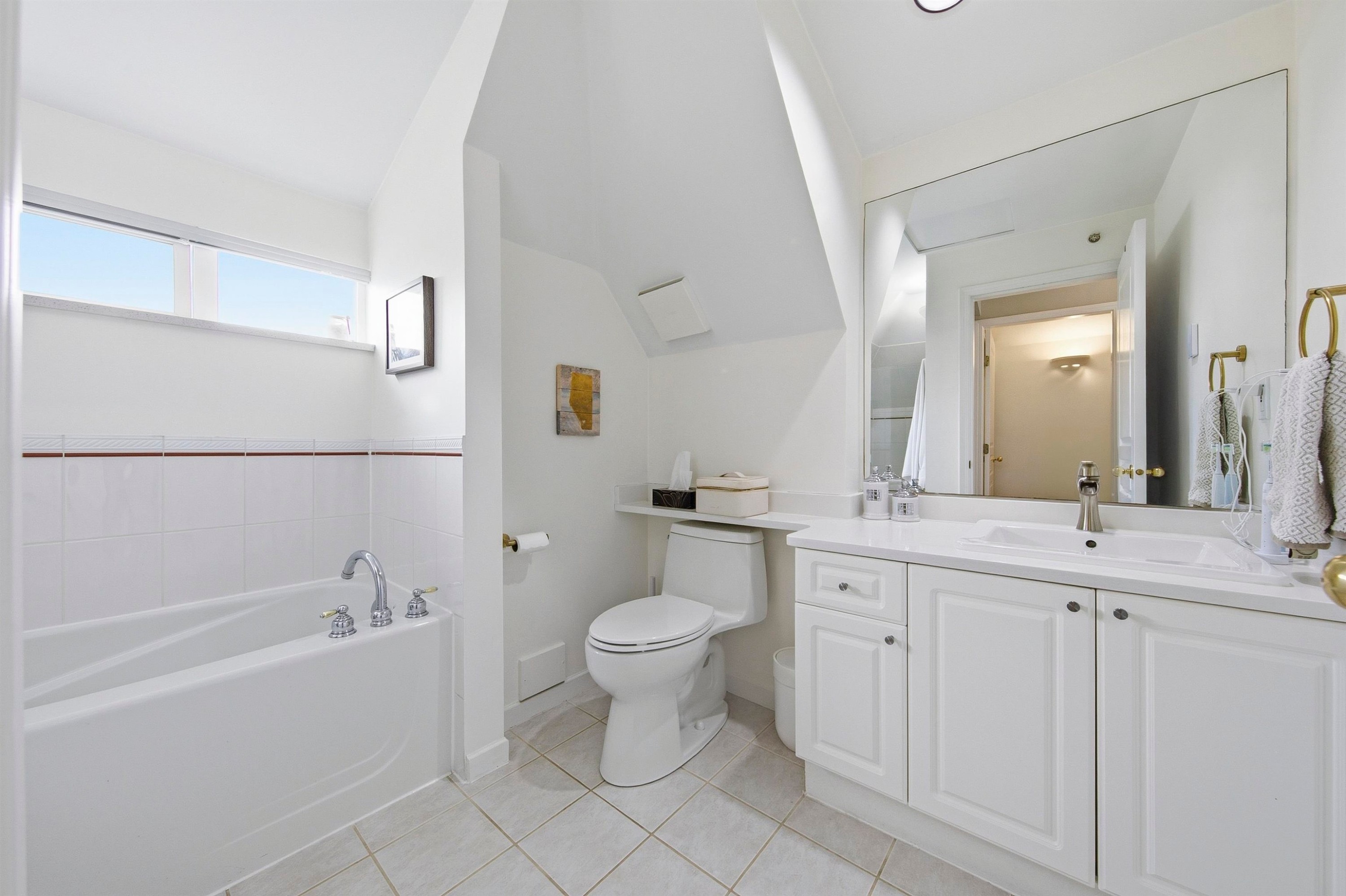 8529 Jellicoe Street, Vancouver, BC - Indoor Photo Showing Bathroom