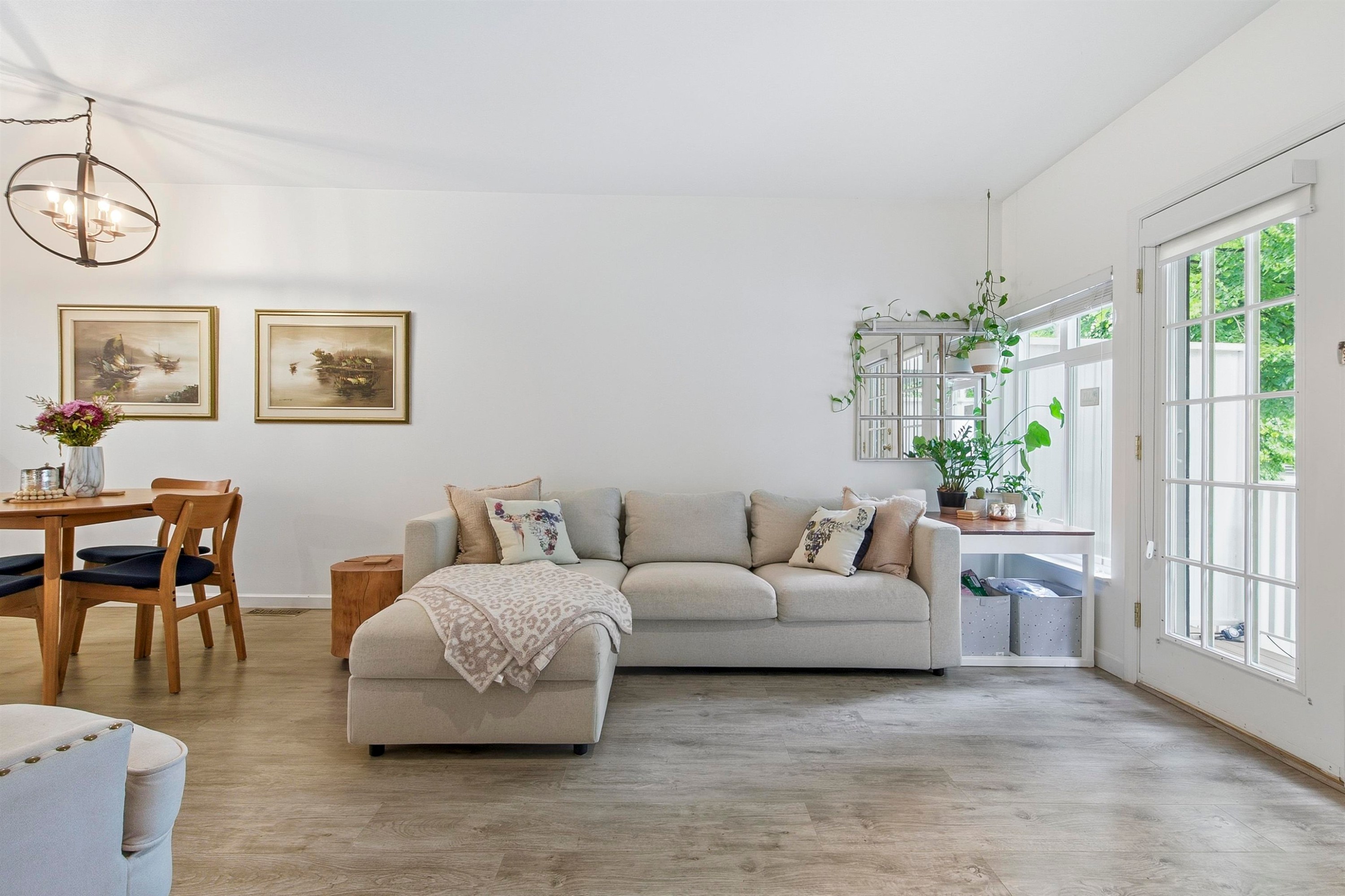 8529 Jellicoe Street, Vancouver, BC - Indoor Photo Showing Living Room