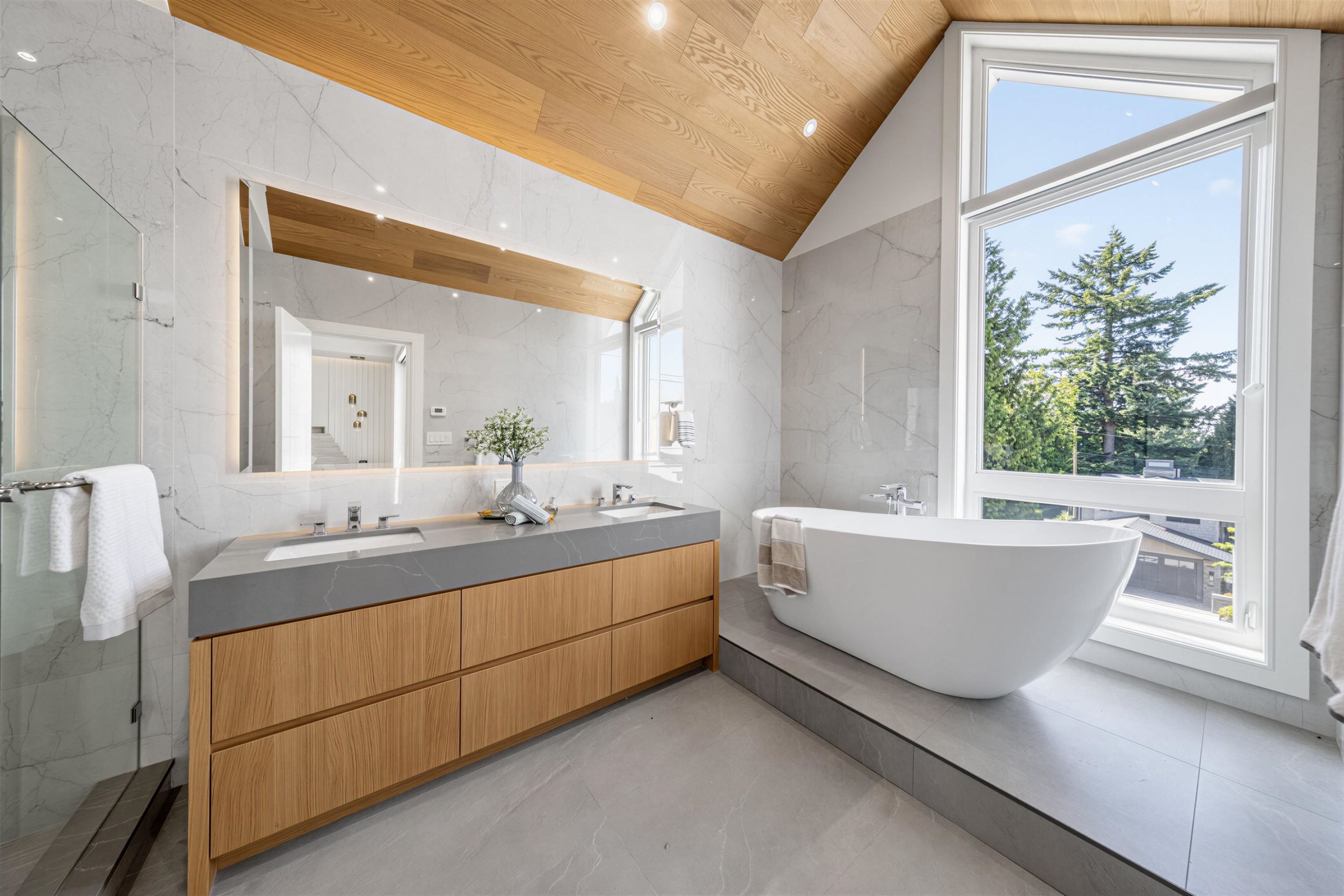 840 14Th Street E, North Vancouver, BC