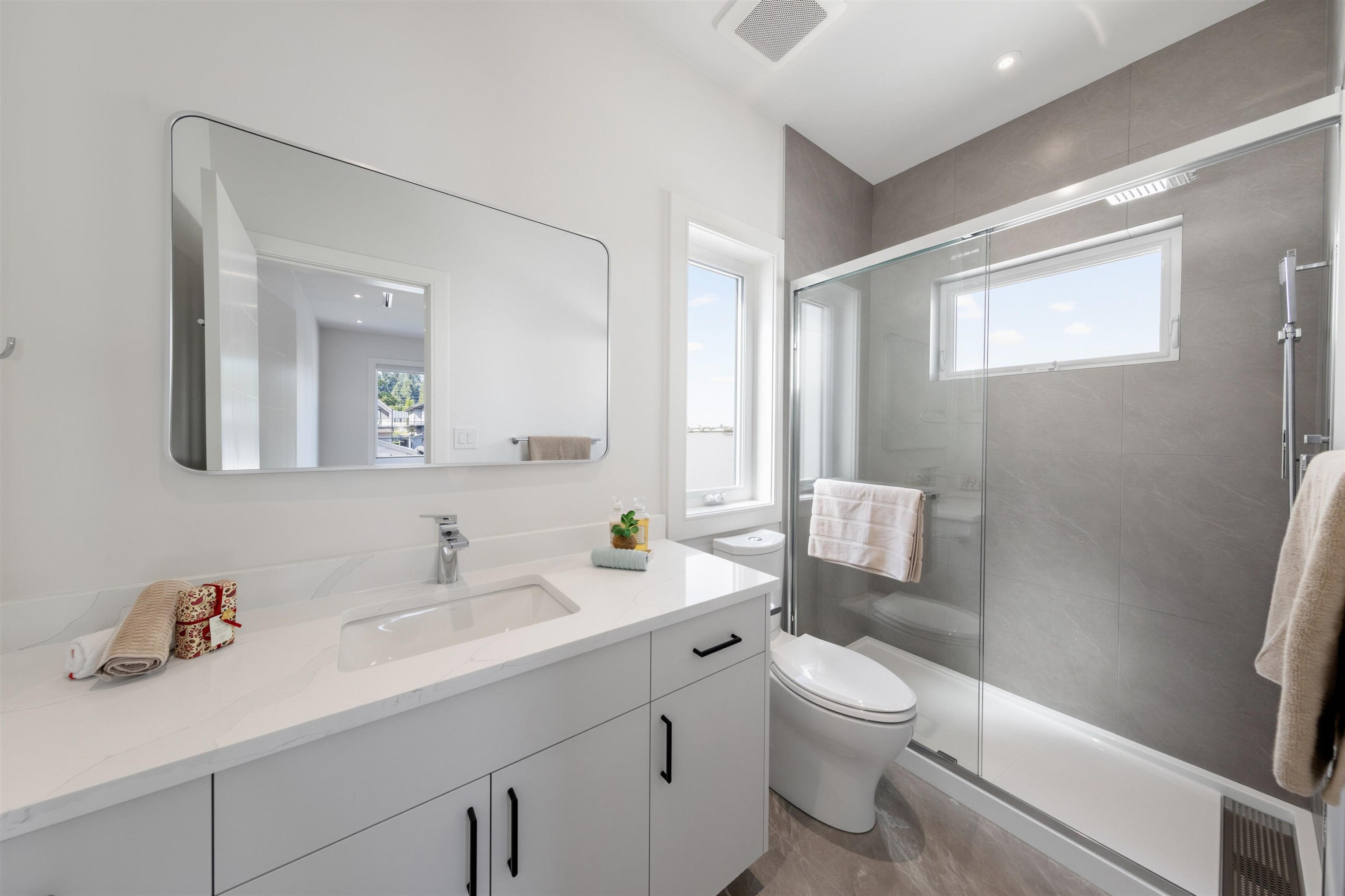 840 14Th Street E, North Vancouver, BC