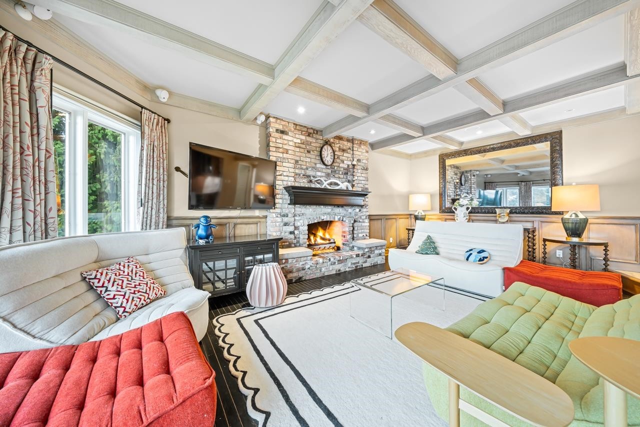 2478 Westhill Court, West Vancouver, BC - Indoor Photo Showing Living Room With Fireplace