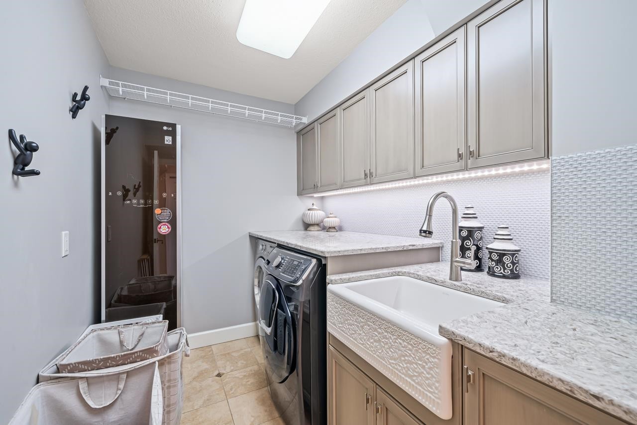 2478 Westhill Court, West Vancouver, BC - Indoor Photo Showing Laundry Room