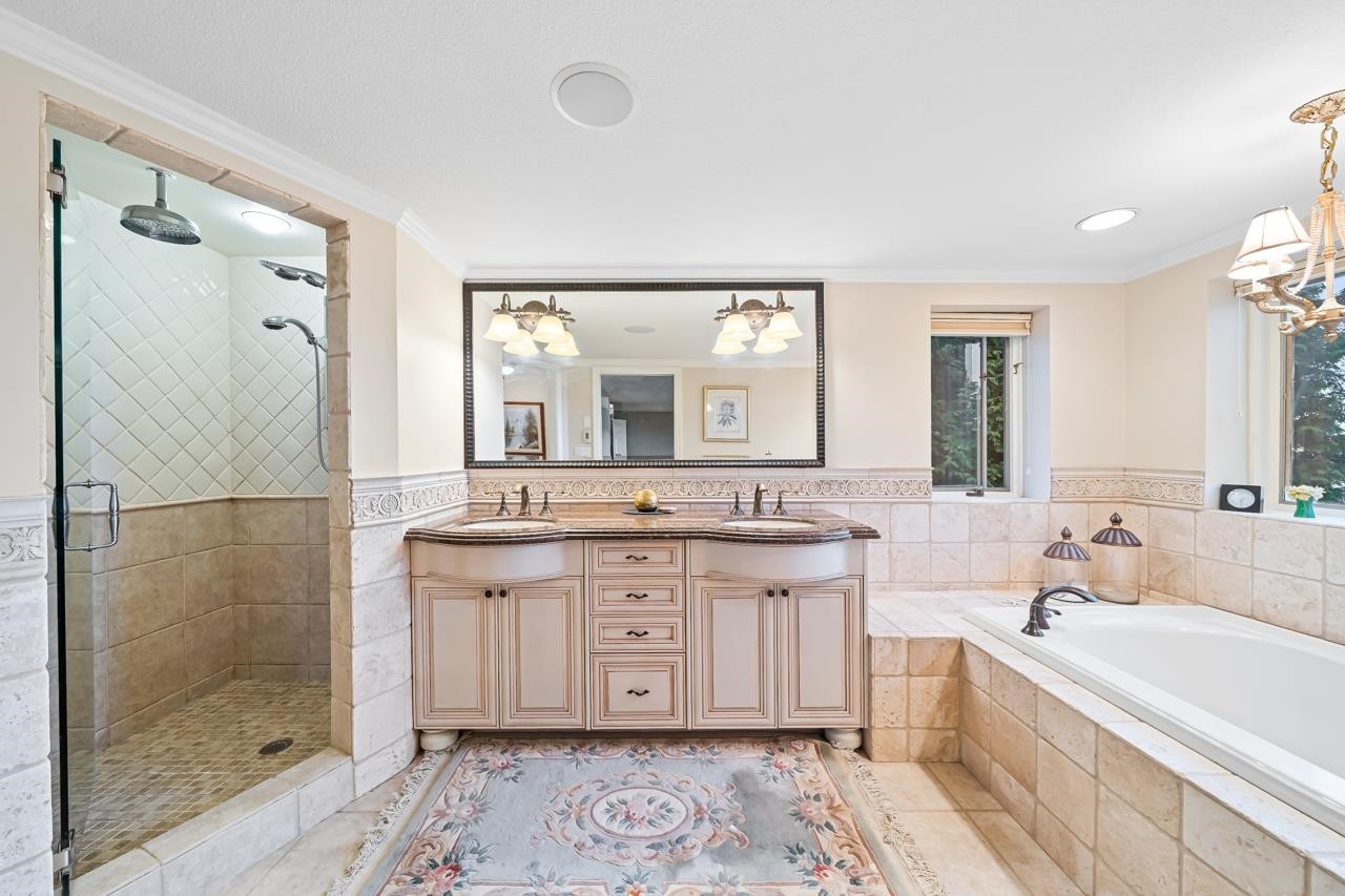 2478 Westhill Court, West Vancouver, BC - Indoor Photo Showing Bathroom