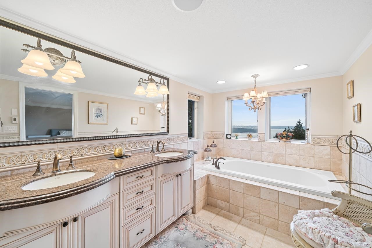 2478 Westhill Court, West Vancouver, BC - Indoor Photo Showing Bathroom