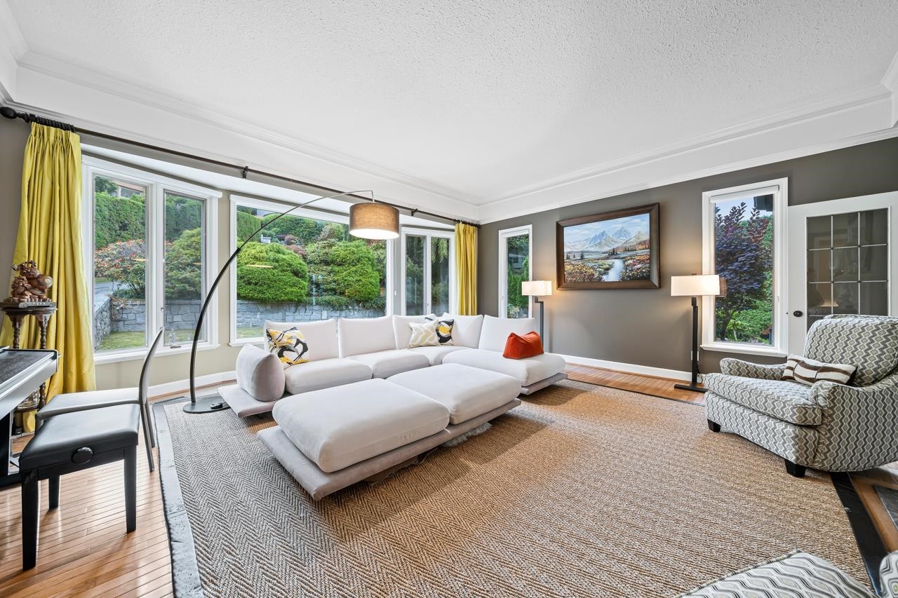 2478 Westhill Court, West Vancouver, BC - Indoor Photo Showing Living Room