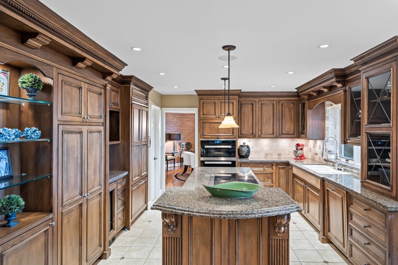 2478 Westhill Court, West Vancouver, BC - Indoor Photo Showing Kitchen With Upgraded Kitchen