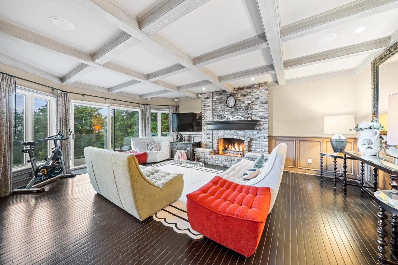 2478 Westhill Court, West Vancouver, BC - Indoor Photo Showing Living Room With Fireplace