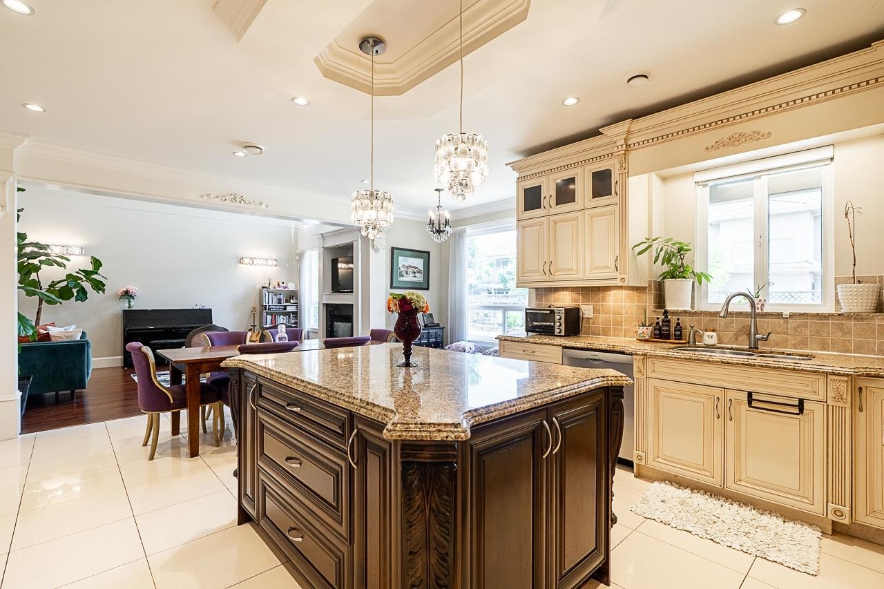 8800 Moore Road, Richmond, BC - Indoor Photo Showing Kitchen