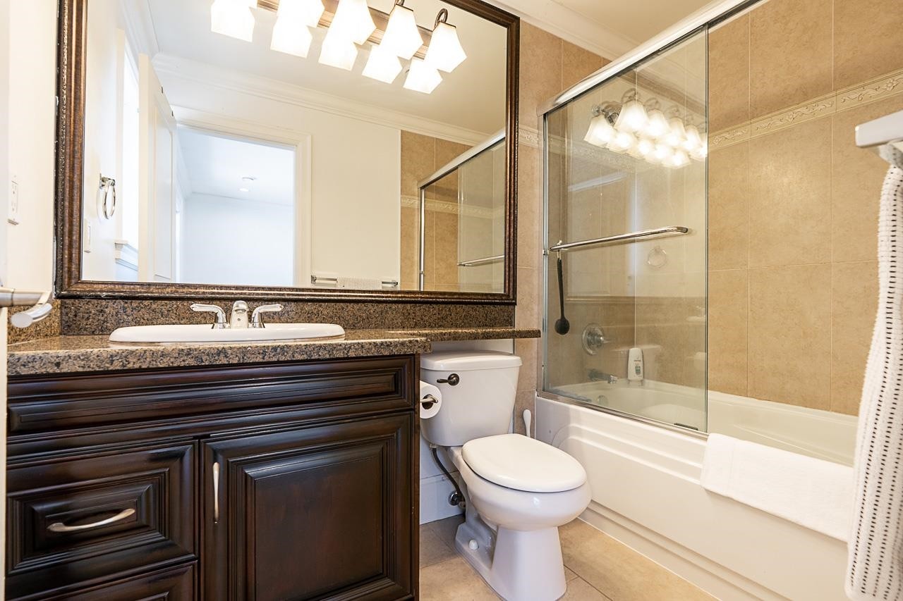 8800 Moore Road, Richmond, BC - Indoor Photo Showing Bathroom