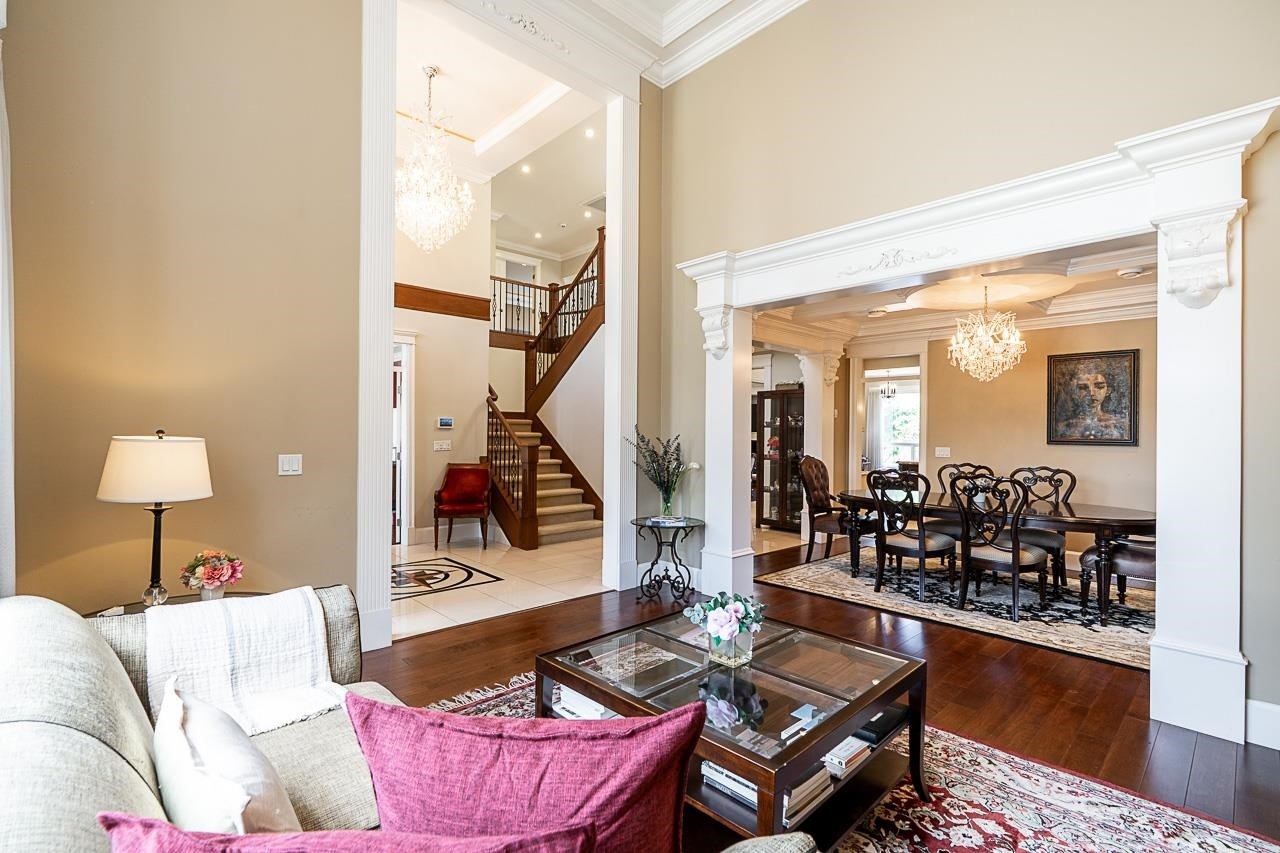 8800 Moore Road, Richmond, BC - Indoor Photo Showing Living Room