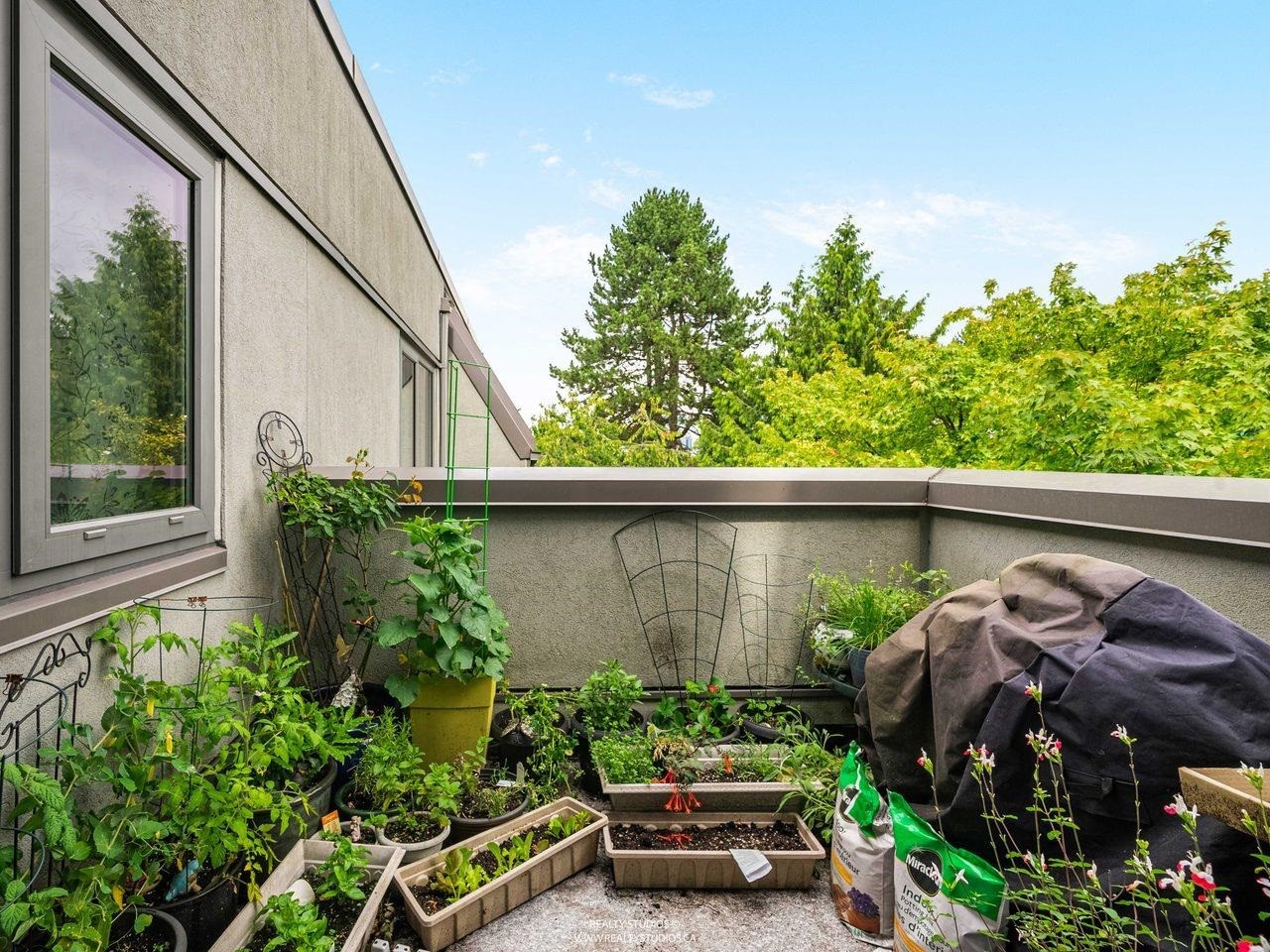 1330 7Th Avenue W, Vancouver, BC - Outdoor