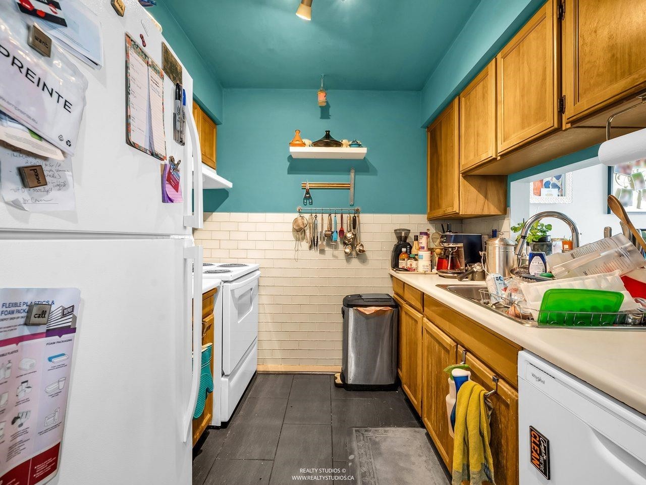 1330 7Th Avenue W, Vancouver, BC - Indoor Photo Showing Kitchen