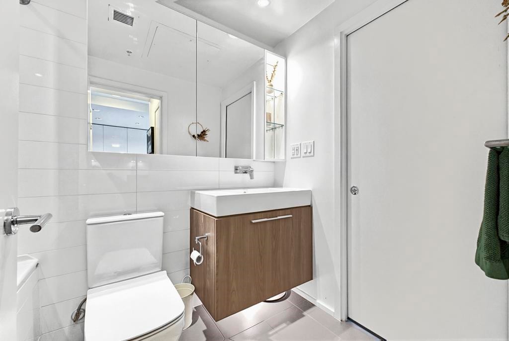 2611-1955 Alpha Way, Burnaby, BC - Indoor Photo Showing Bathroom