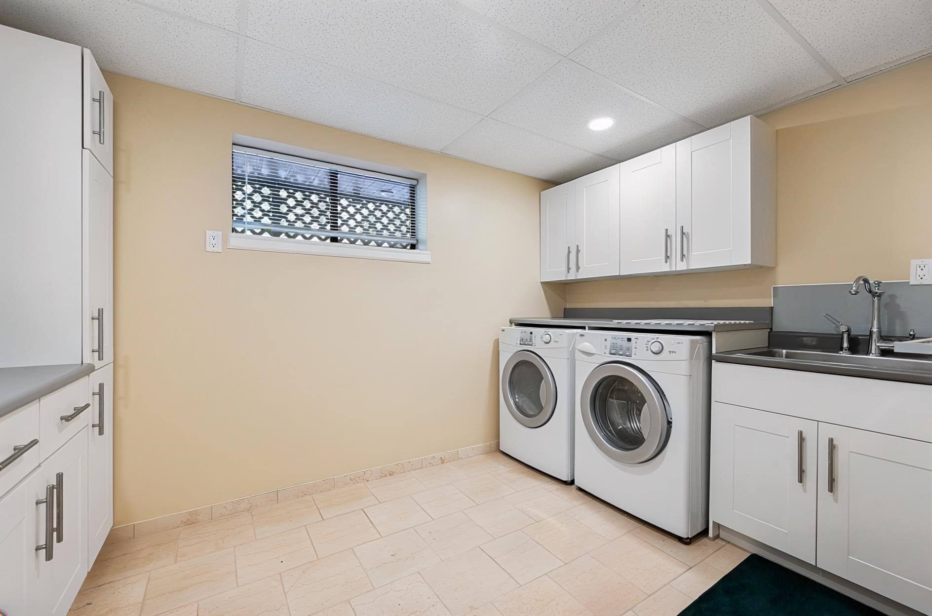 24089 Lougheed Highway, Maple Ridge, BC - Indoor Photo Showing Laundry Room