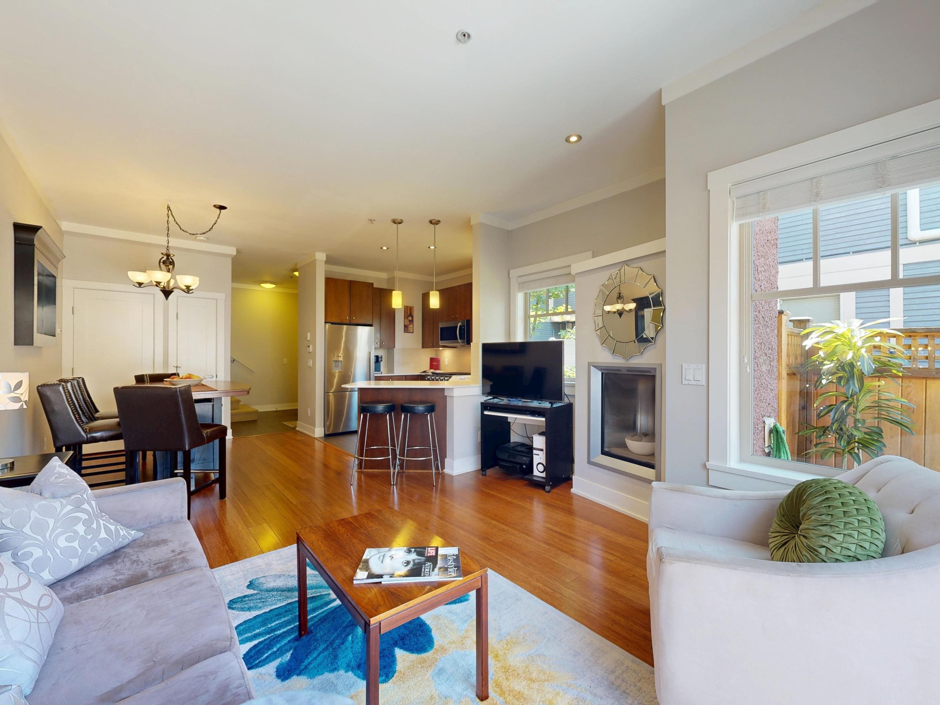 839 14Th Avenue W, Vancouver, BC - Indoor Photo Showing Living Room With Fireplace