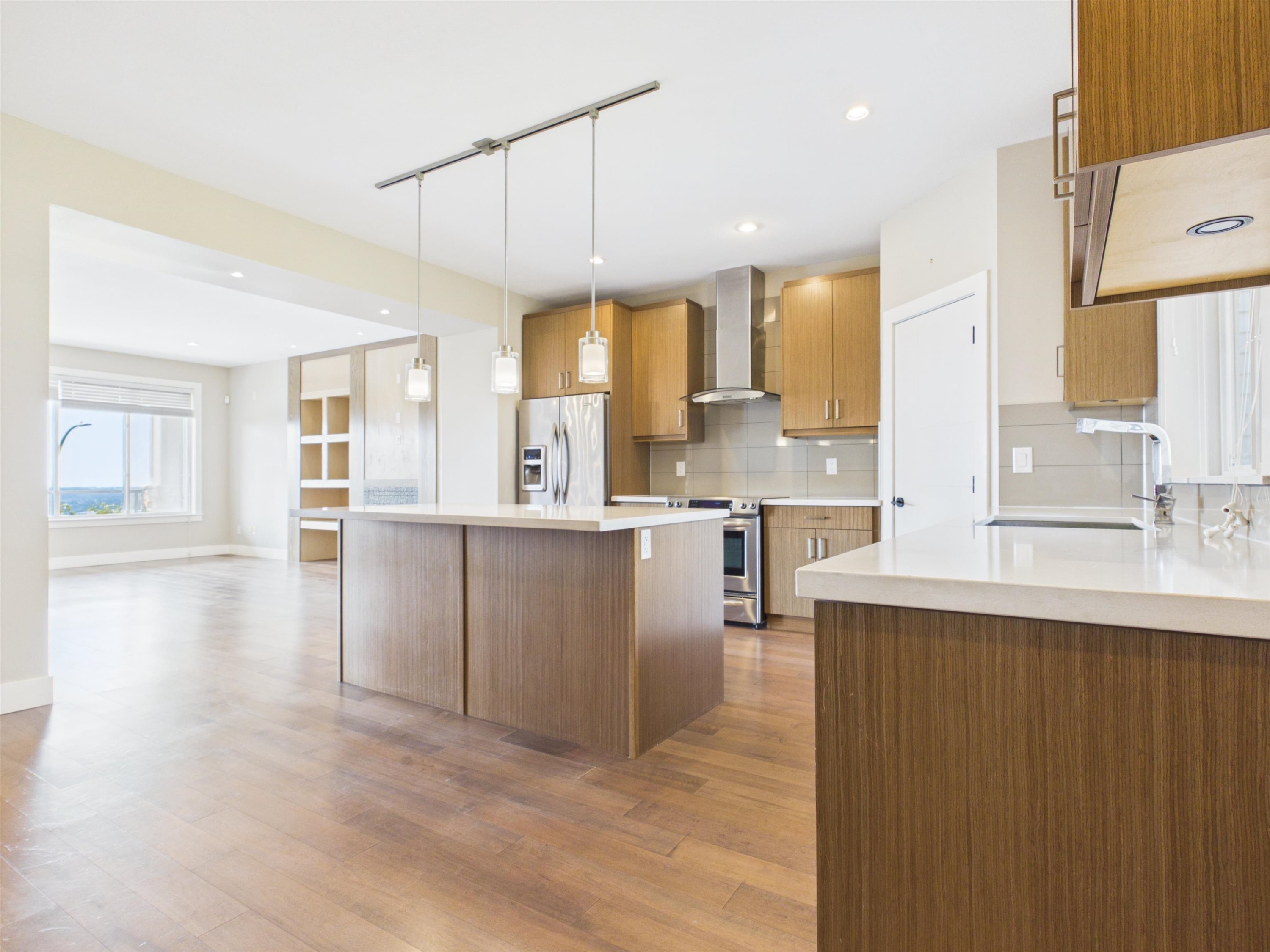 3501 Sheffield Avenue, Coquitlam, BC - Indoor Photo Showing Kitchen With Upgraded Kitchen