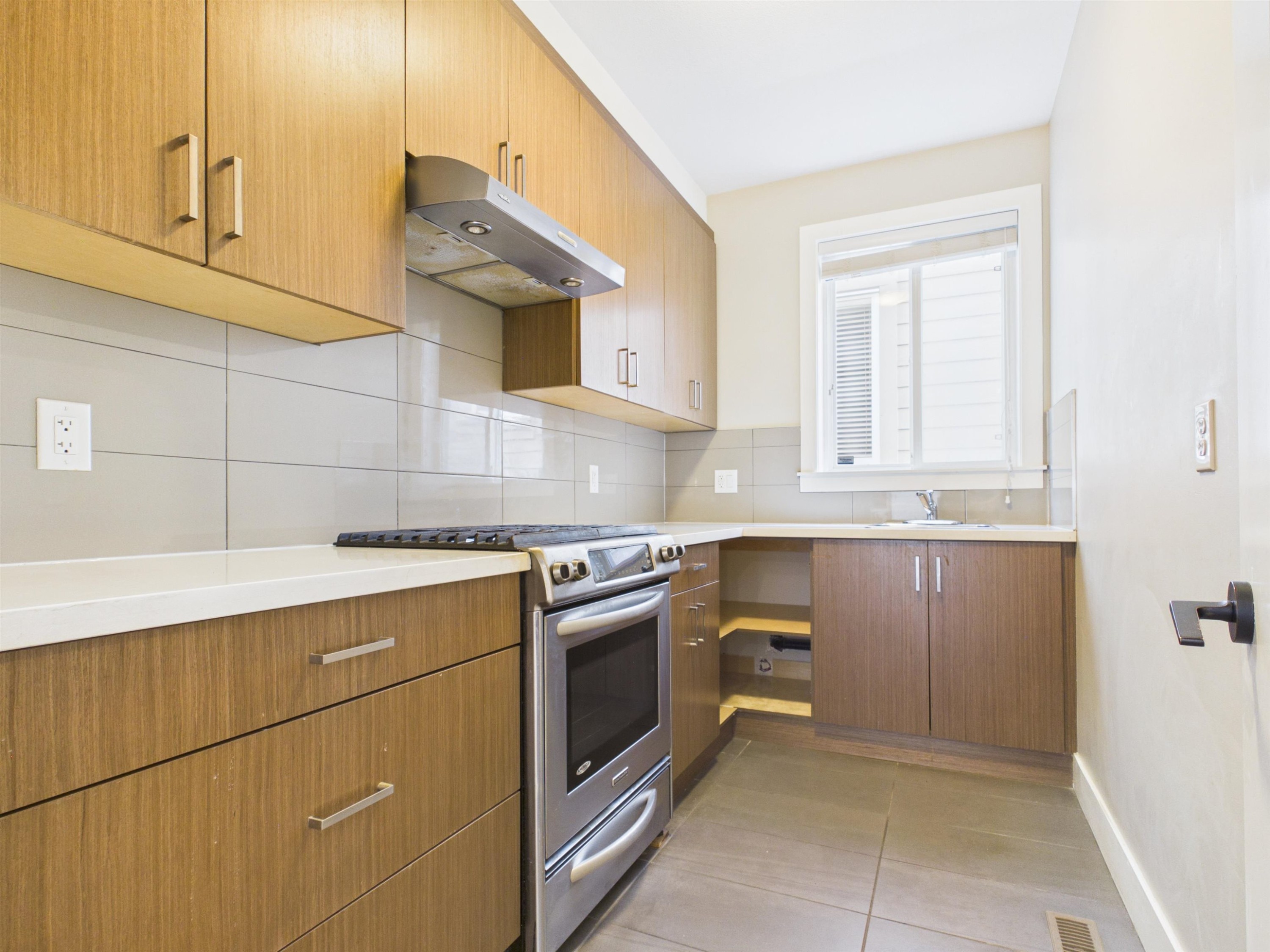 3501 Sheffield Avenue, Coquitlam, BC - Indoor Photo Showing Kitchen