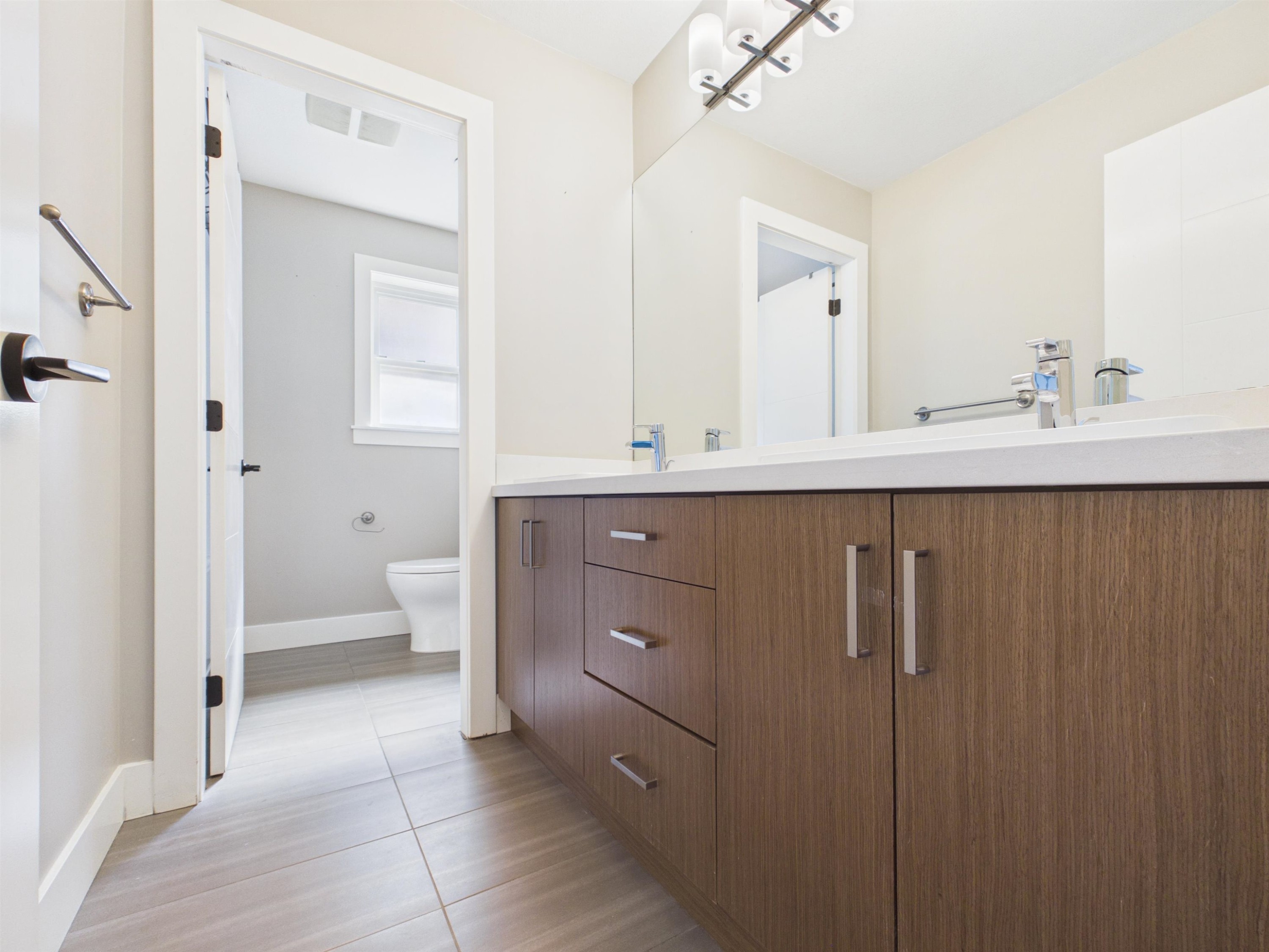 3501 Sheffield Avenue, Coquitlam, BC - Indoor Photo Showing Bathroom