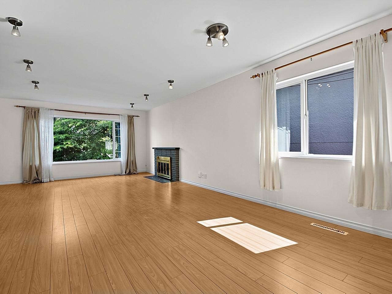 2216 41St Avenue E, Vancouver, BC - Indoor Photo Showing Kitchen With Double Sink