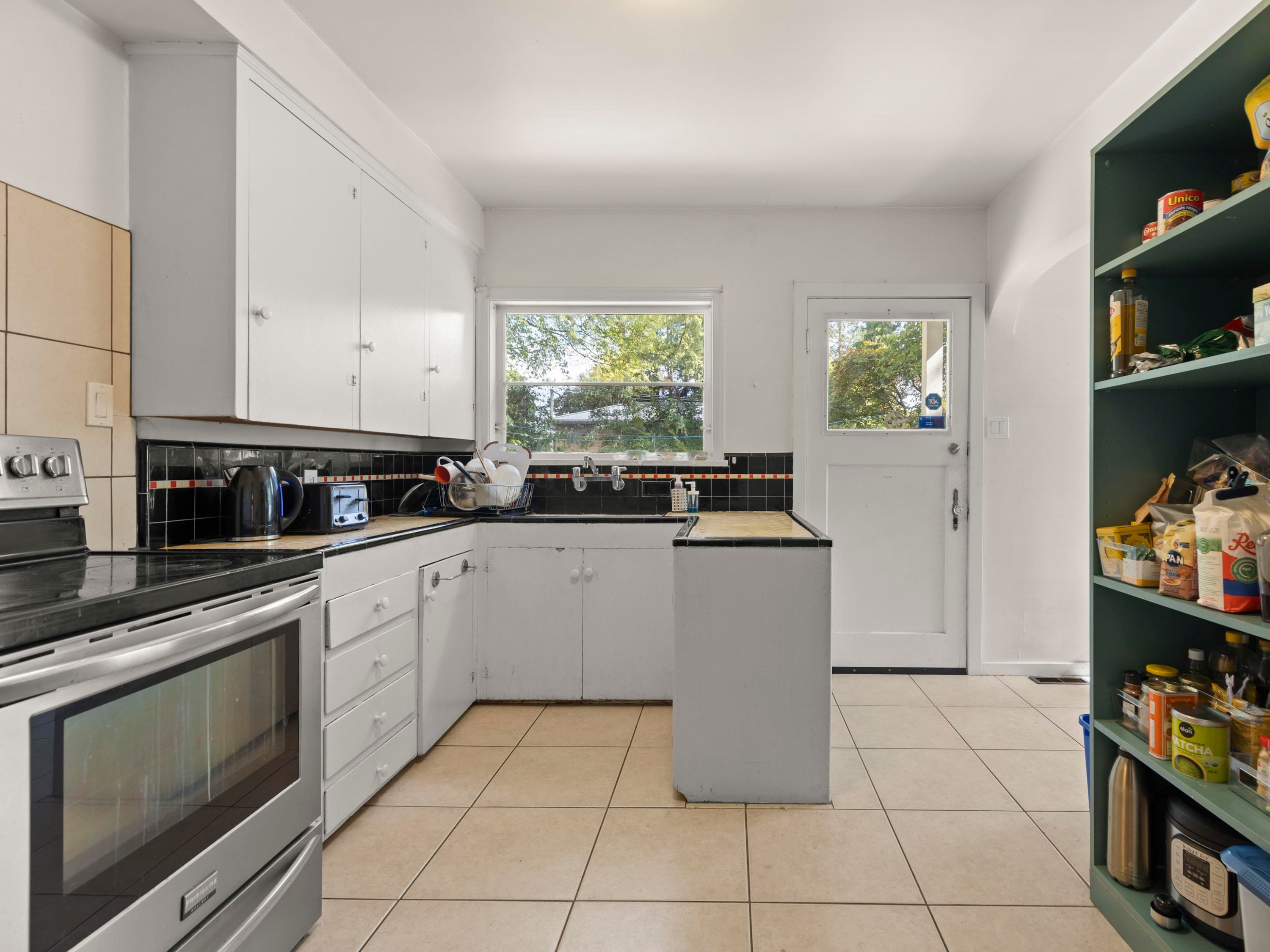 4691 5Th Avenue W, Vancouver, BC - Indoor Photo Showing Kitchen