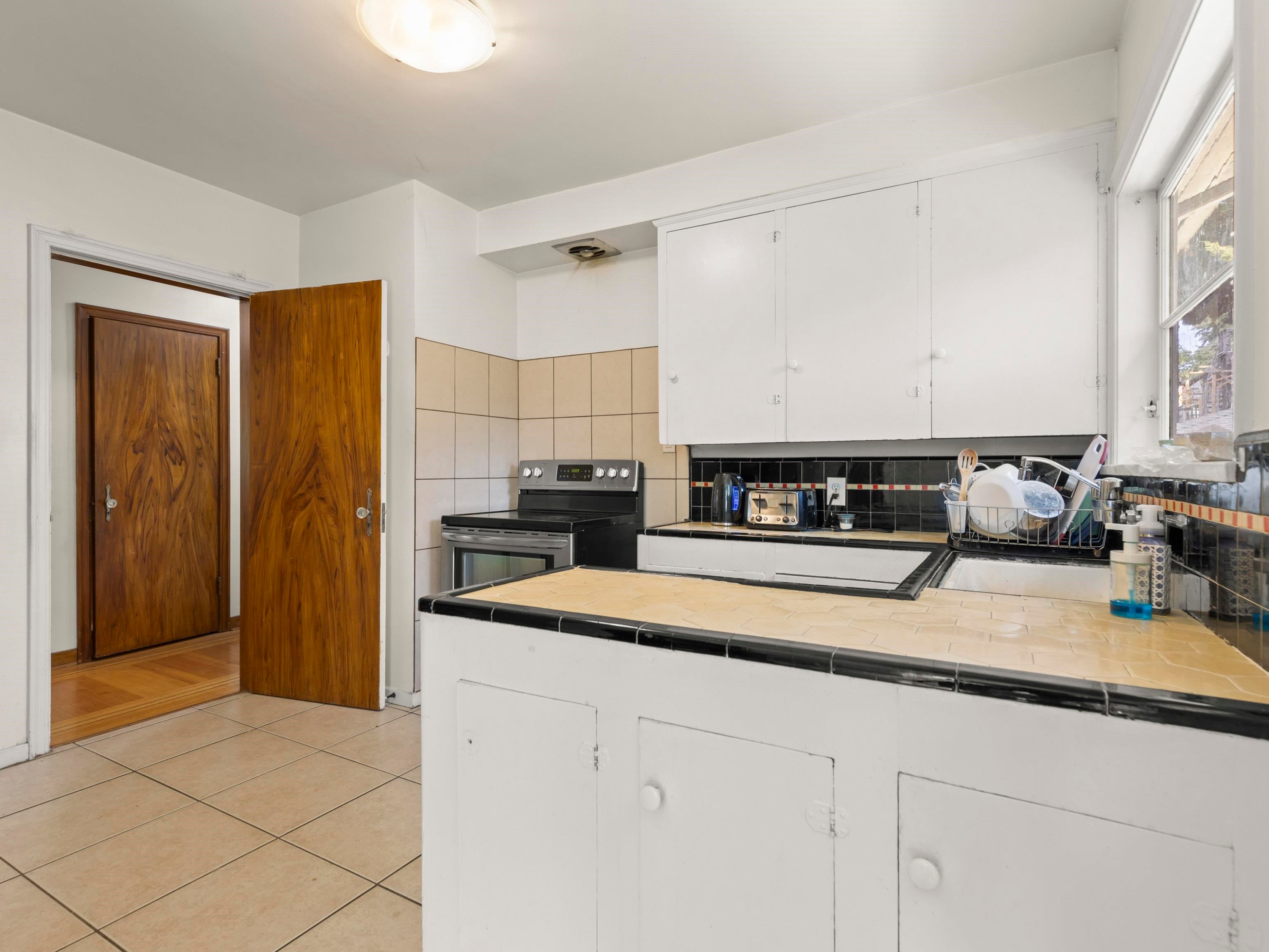 4691 5Th Avenue W, Vancouver, BC - Indoor Photo Showing Kitchen