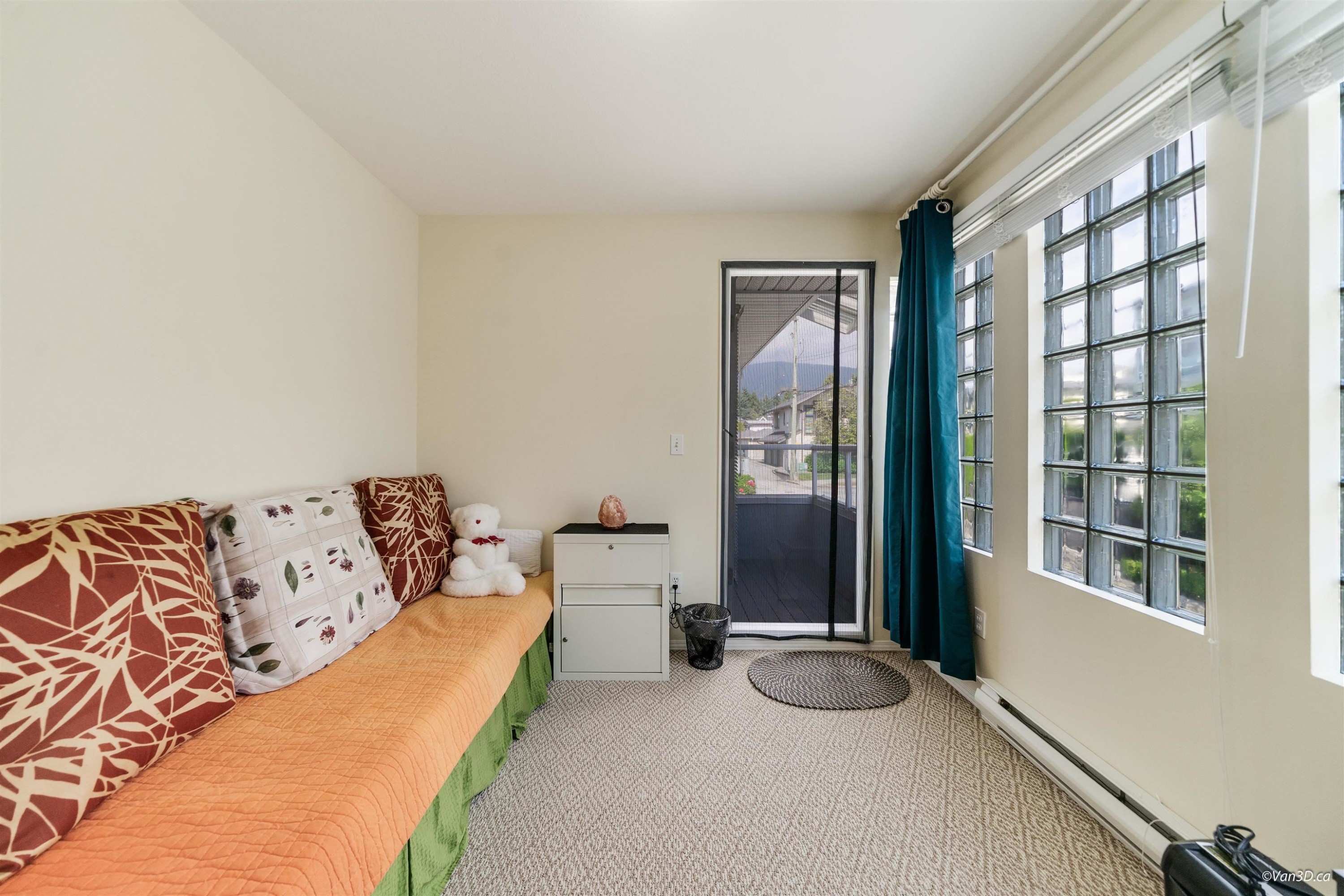 215 18Th Street W, North Vancouver, BC - Indoor Photo Showing Other Room