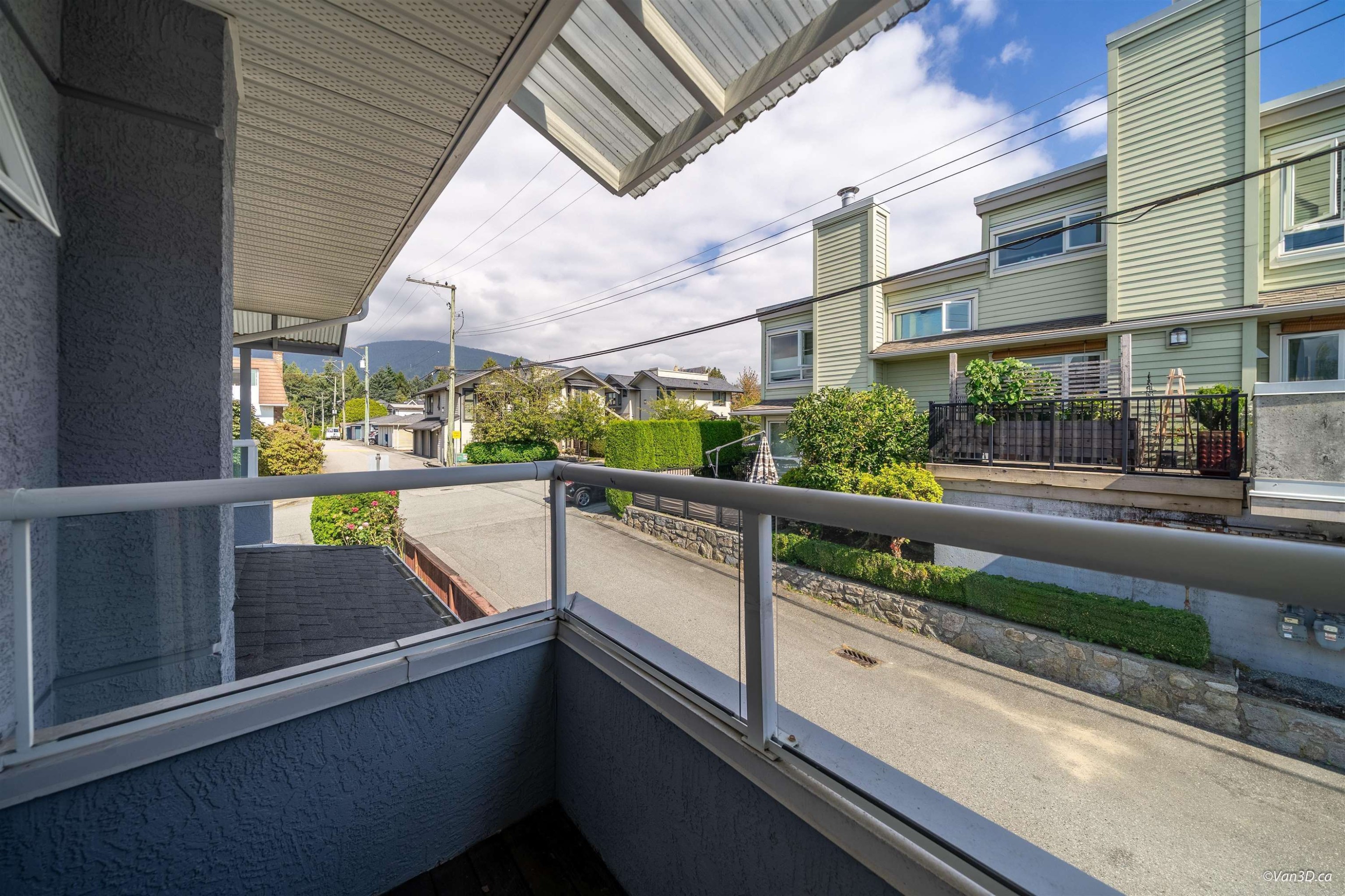 215 18Th Street W, North Vancouver, BC - Outdoor With Exterior
