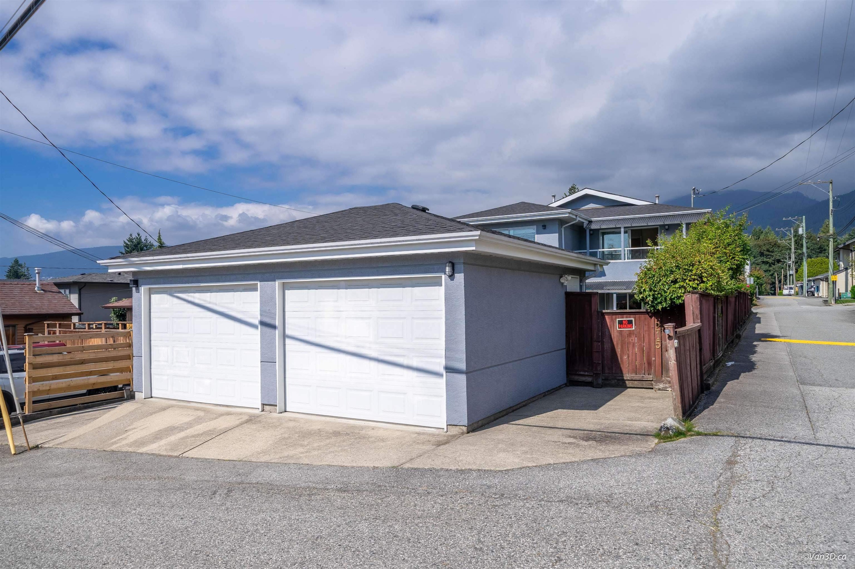 215 18Th Street W, North Vancouver, BC - Outdoor With Exterior