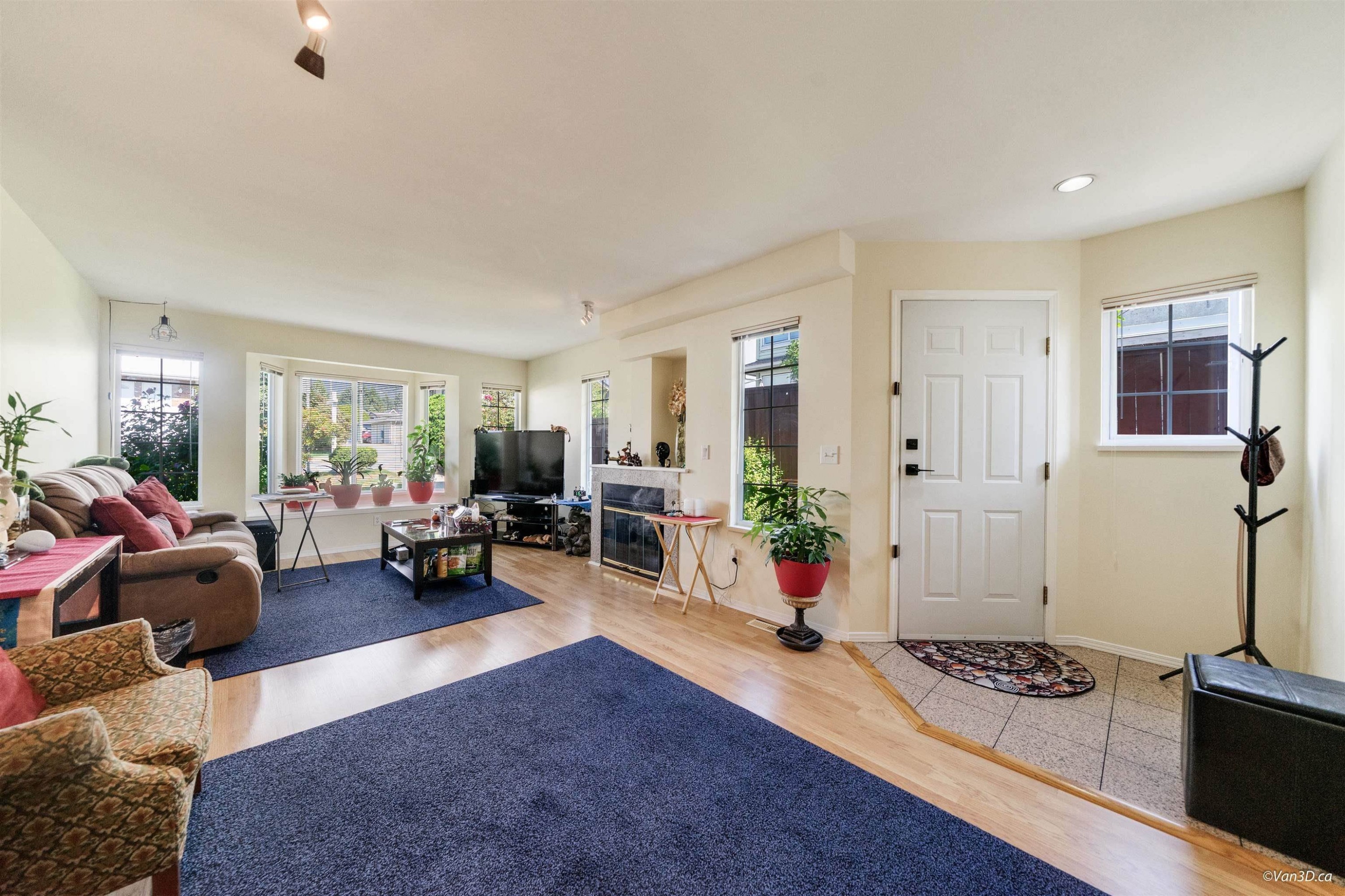 215 18Th Street W, North Vancouver, BC - Indoor Photo Showing Living Room