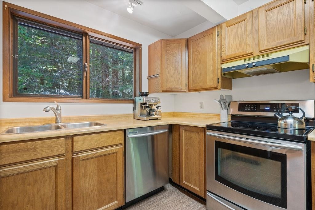 2050 Midnight Way, Squamish, BC - Indoor Photo Showing Kitchen With Double Sink