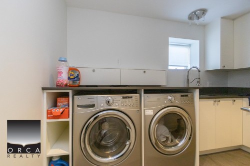 3305 Westmount Road, West Vancouver, BC - Indoor Photo Showing Laundry Room