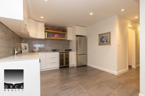 3305 Westmount Road, West Vancouver, BC - Indoor Photo Showing Kitchen