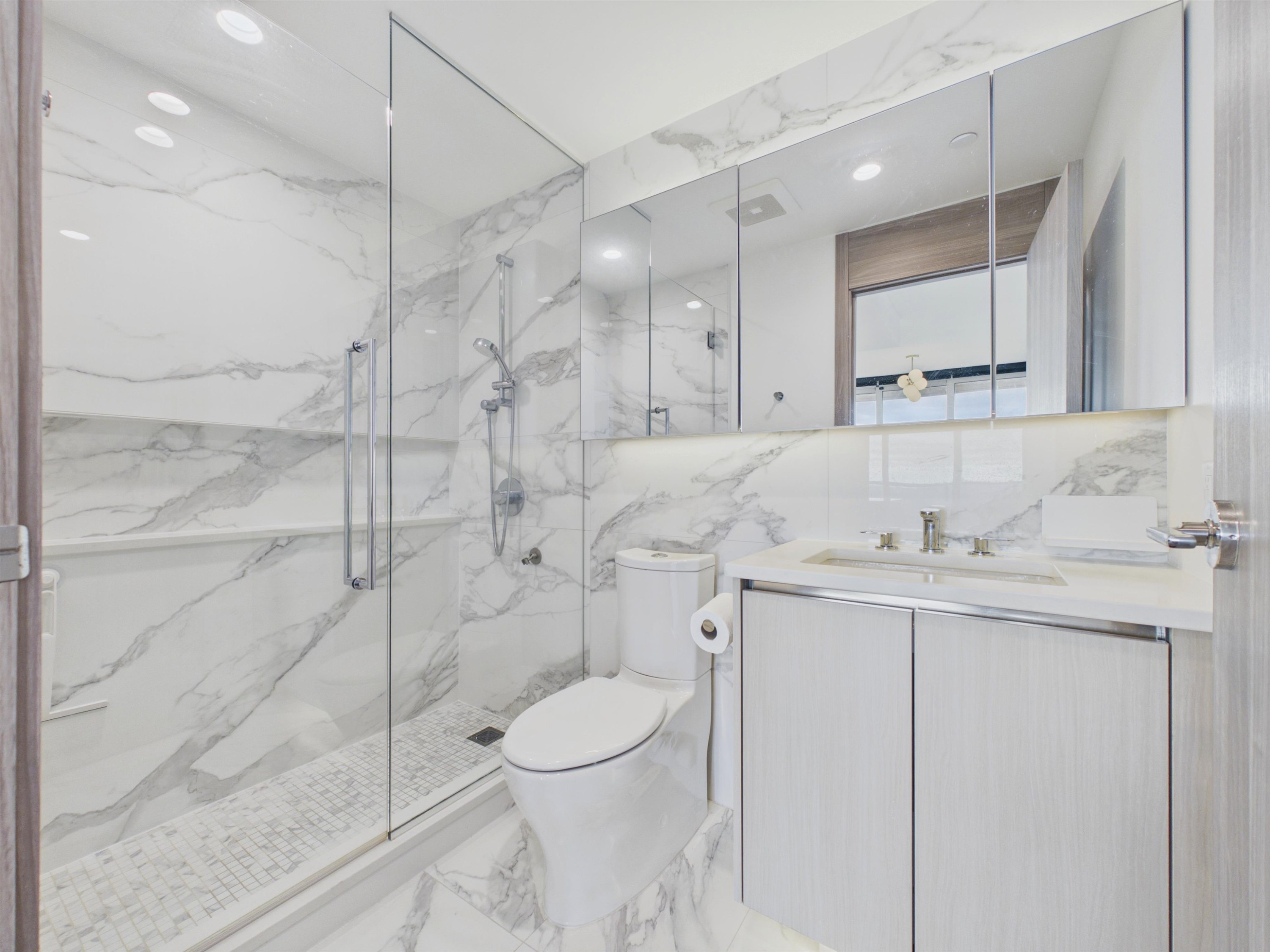 4906-4880 Lougheed Highway, Burnaby, BC - Indoor Photo Showing Bathroom