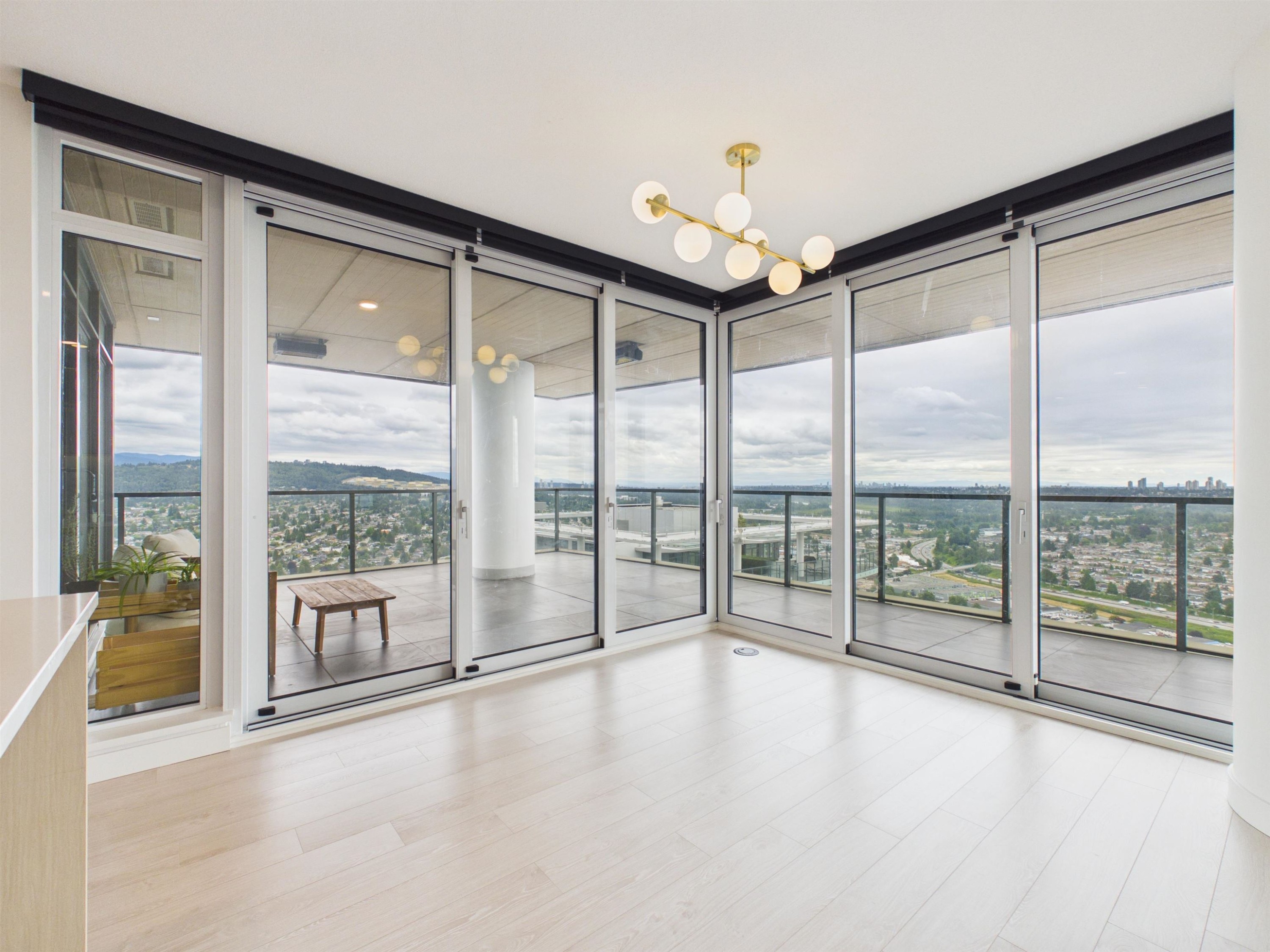 4906-4880 Lougheed Highway, Burnaby, BC - Indoor Photo Showing Other Room