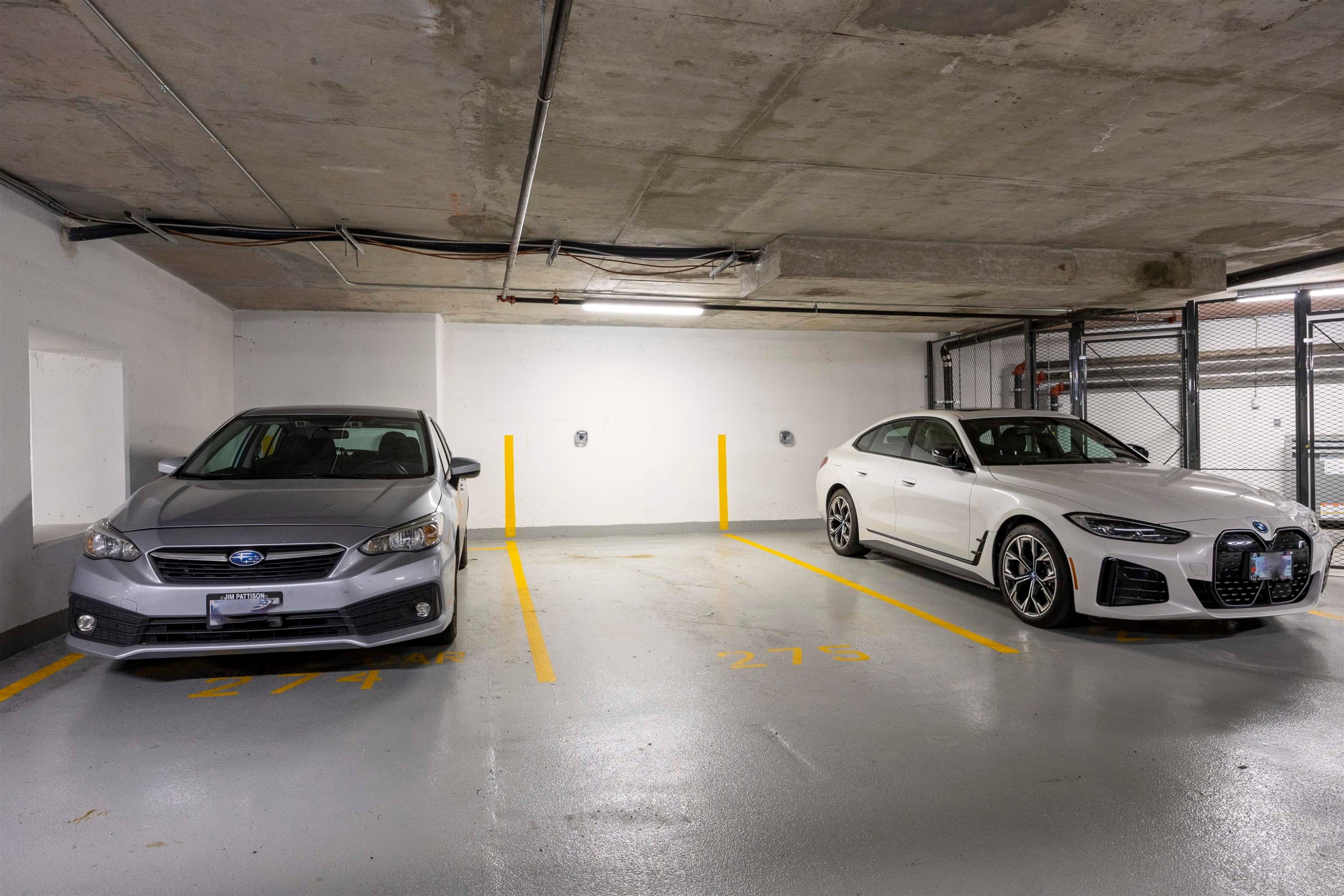 4906-4880 Lougheed Highway, Burnaby, BC - Indoor Photo Showing Garage