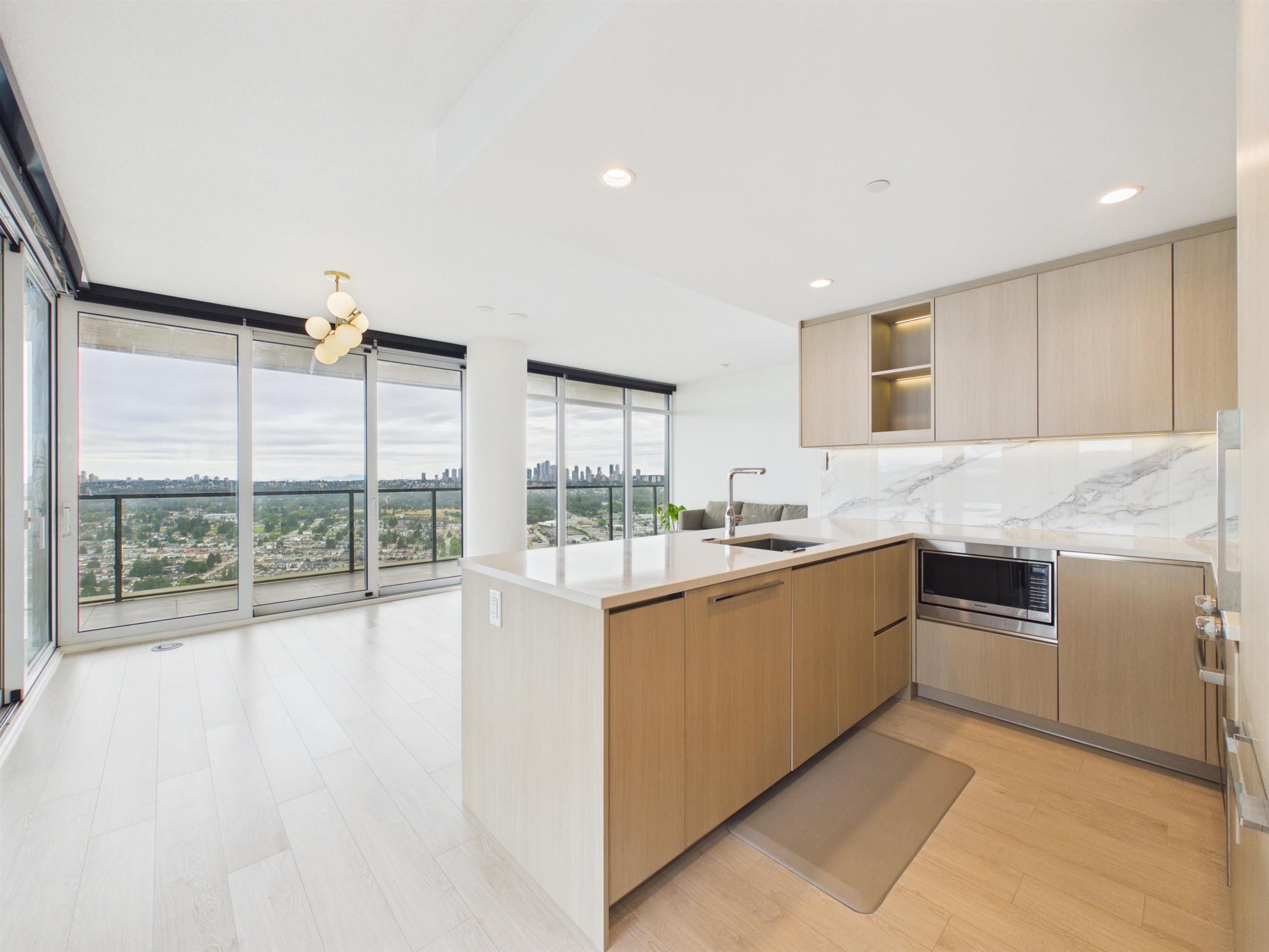 4906-4880 Lougheed Highway, Burnaby, BC - Indoor Photo Showing Kitchen