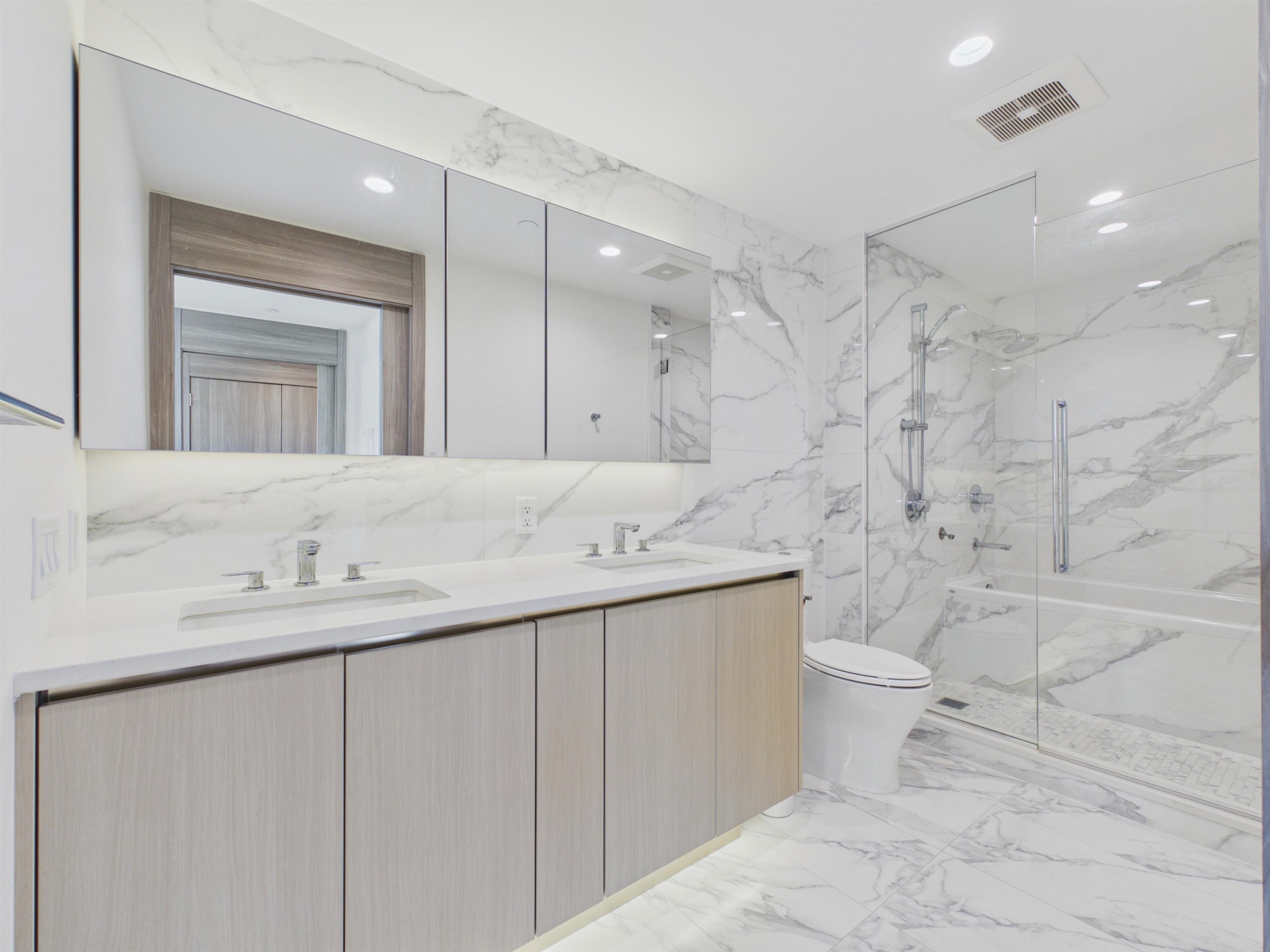 4906-4880 Lougheed Highway, Burnaby, BC - Indoor Photo Showing Bathroom