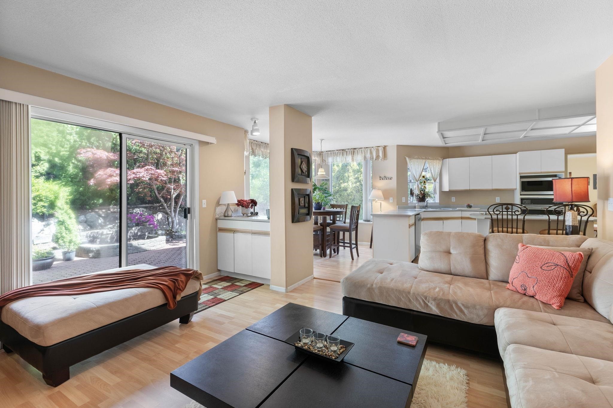 2905 Cliffrose Crescent, Coquitlam, BC - Indoor Photo Showing Living Room