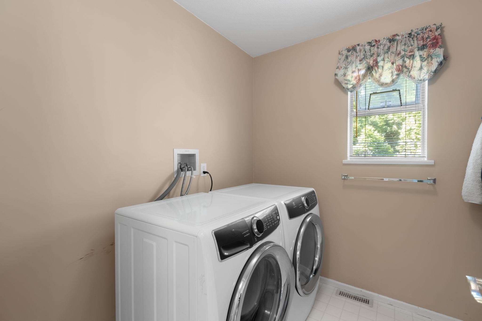 2905 Cliffrose Crescent, Coquitlam, BC - Indoor Photo Showing Laundry Room