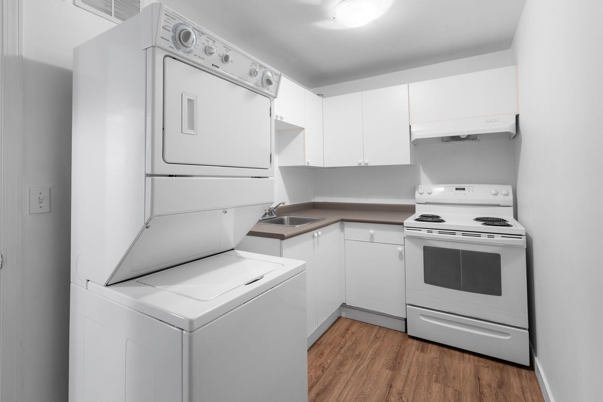 2905 Cliffrose Crescent, Coquitlam, BC - Indoor Photo Showing Laundry Room