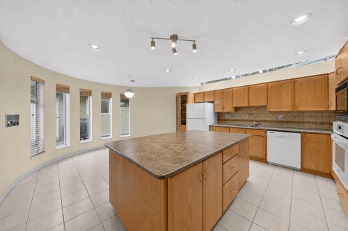 4055 31St Avenue W, Vancouver, BC - Indoor Photo Showing Kitchen With Double Sink