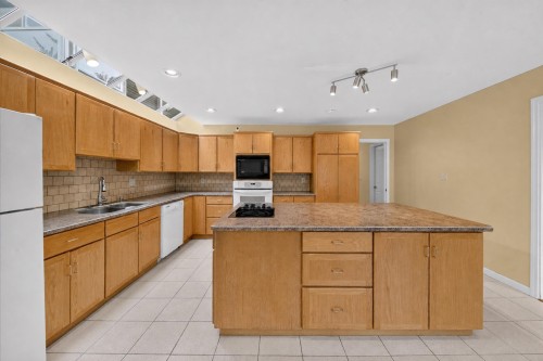 4055 31St Avenue W, Vancouver, BC - Indoor Photo Showing Kitchen With Double Sink