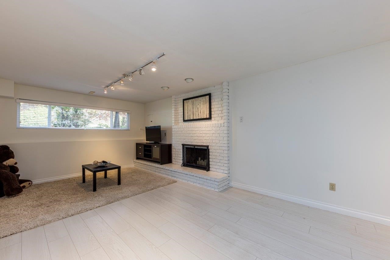 2549 Bendale Road, North Vancouver, BC - Indoor With Fireplace