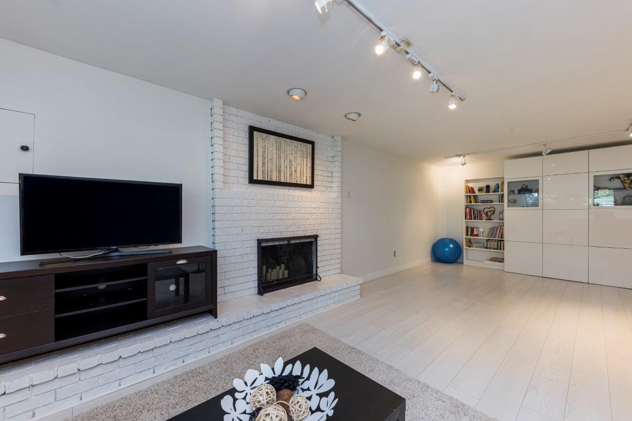 2549 Bendale Road, North Vancouver, BC - Indoor Photo Showing Garage