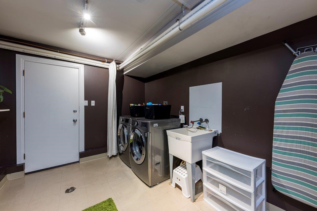 2549 Bendale Road, North Vancouver, BC - Indoor Photo Showing Laundry Room