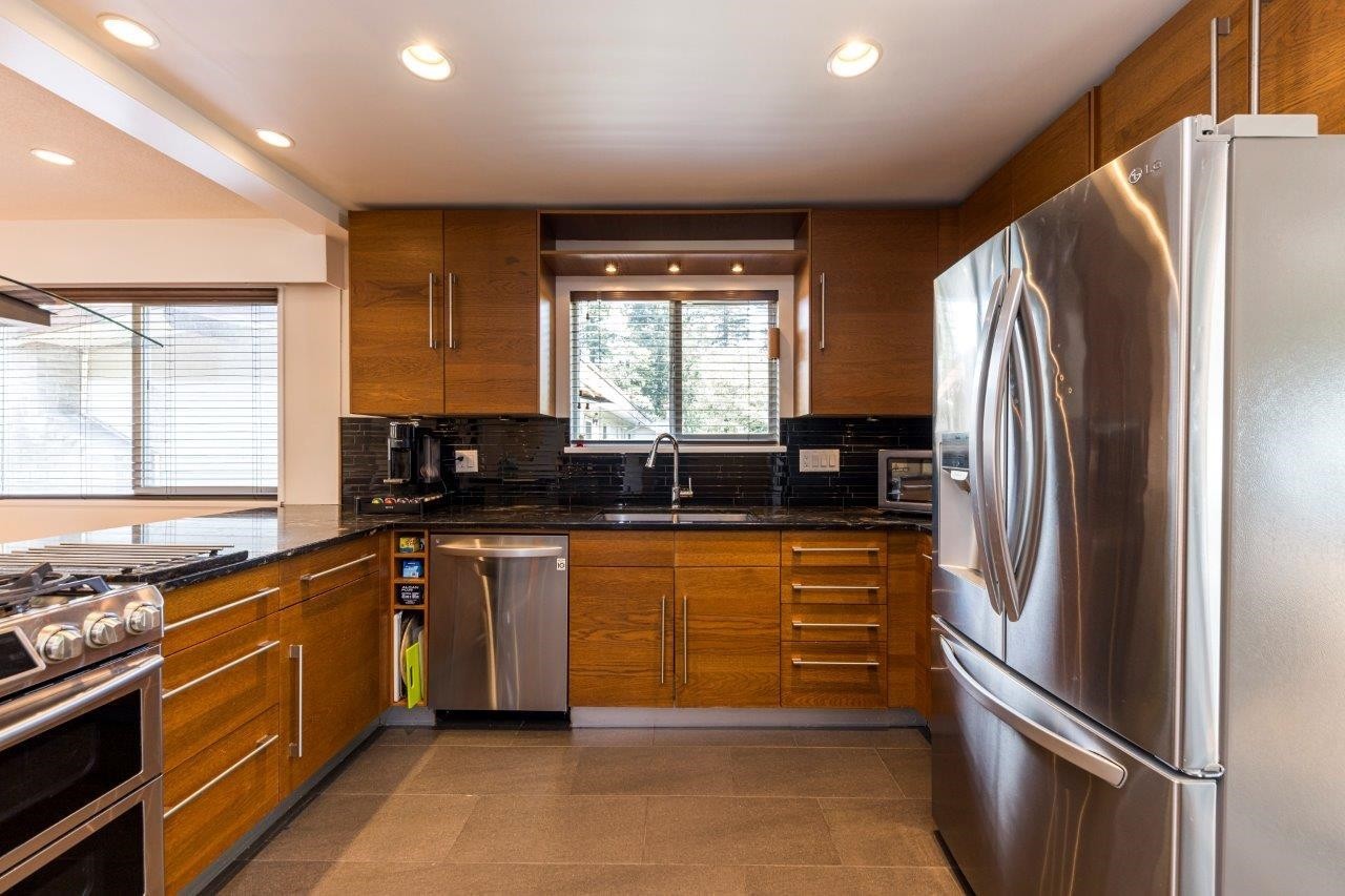 2549 Bendale Road, North Vancouver, BC - Indoor Photo Showing Kitchen