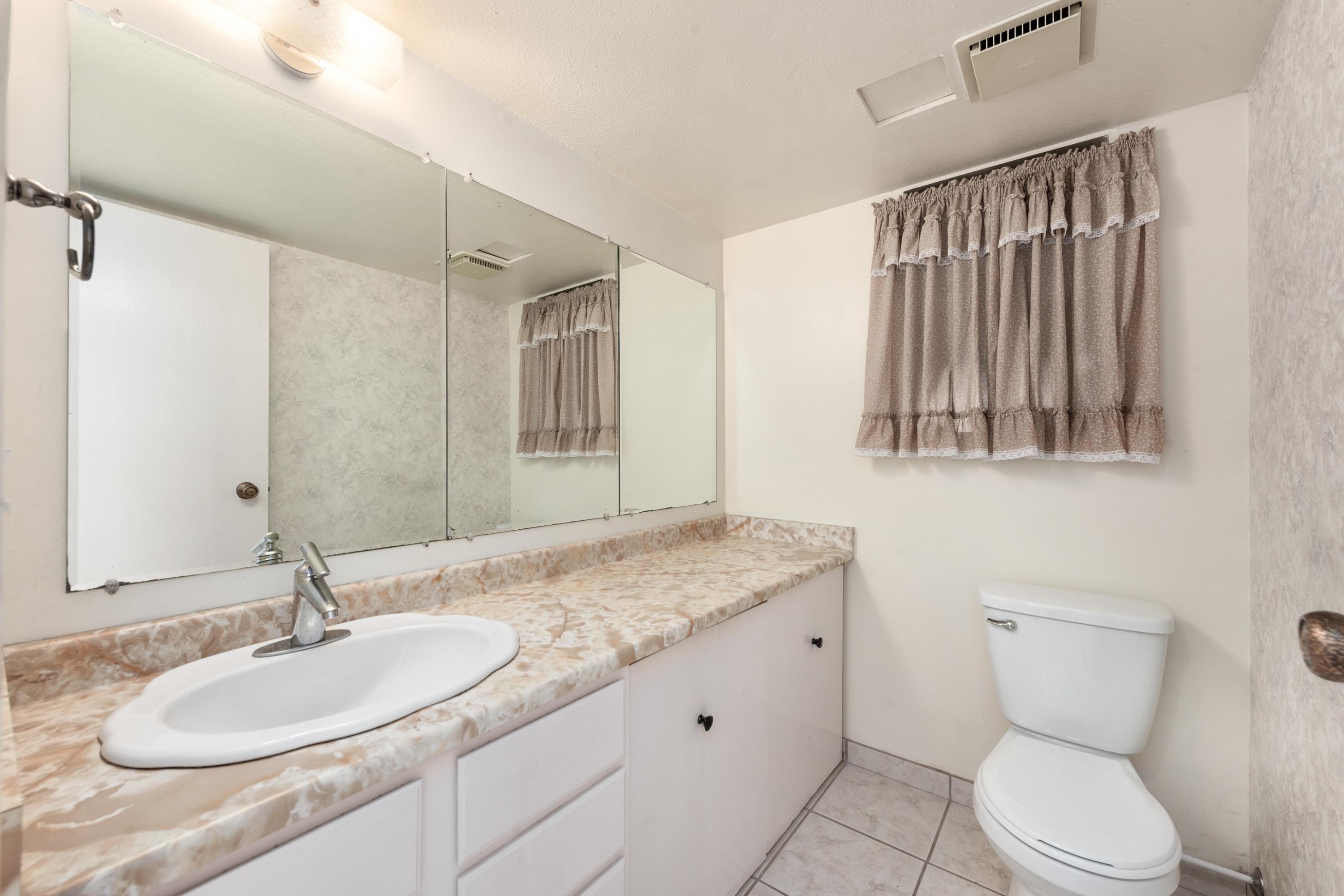9241 Kingsley Court, Richmond, BC - Indoor Photo Showing Bathroom