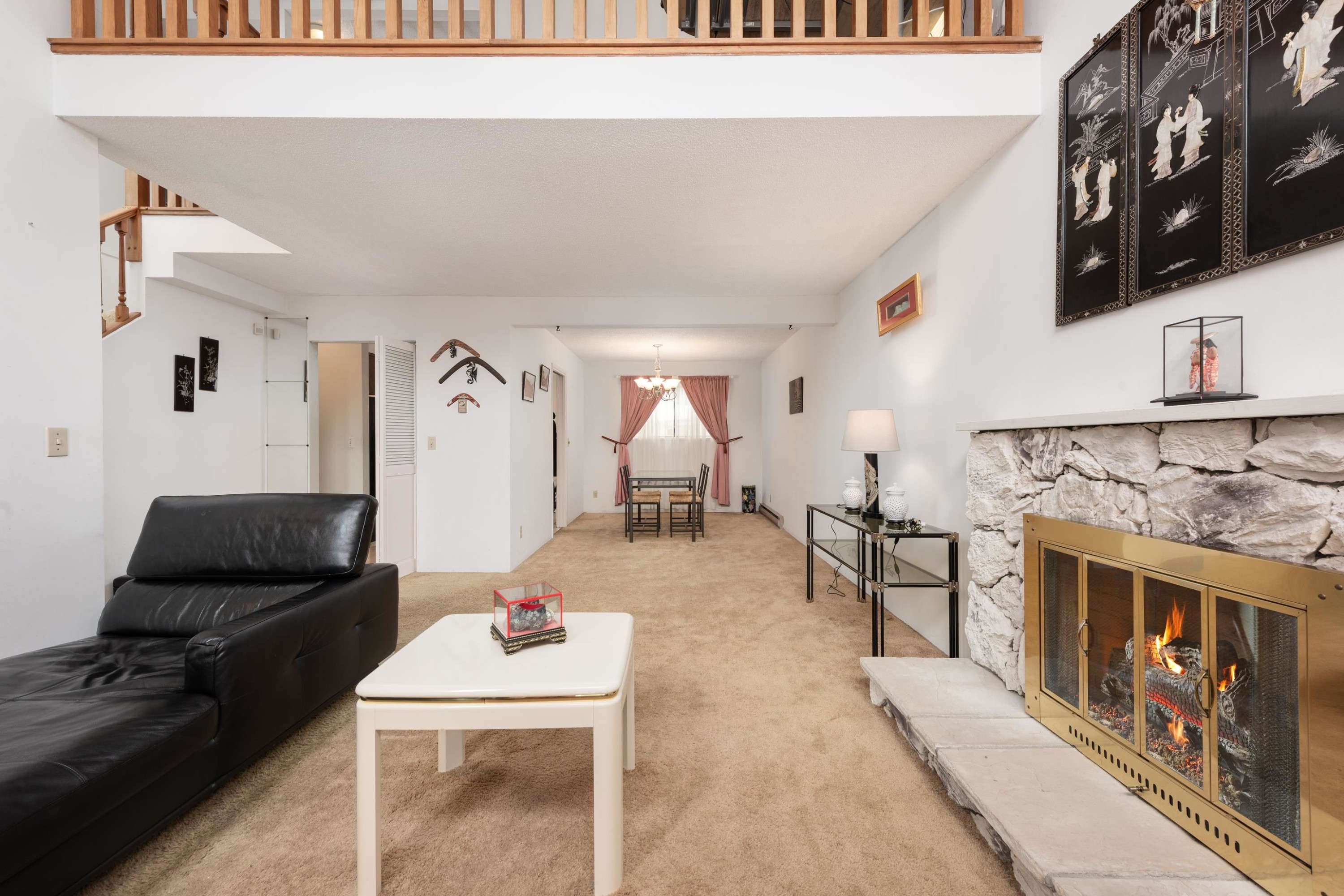 9241 Kingsley Court, Richmond, BC - Indoor Photo Showing Living Room With Fireplace