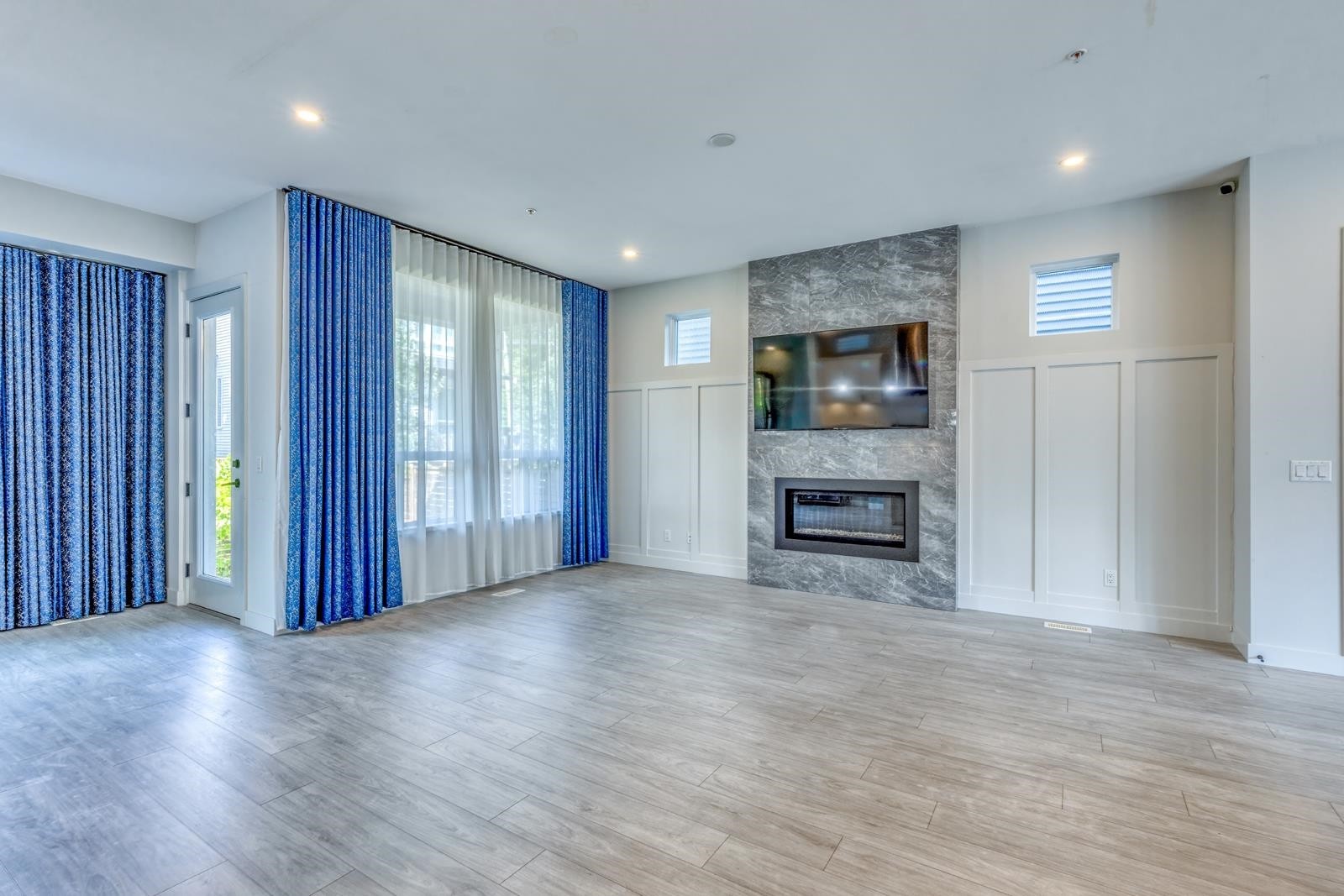 23191 112B Avenue, Maple Ridge, BC - Indoor Photo Showing Living Room With Fireplace