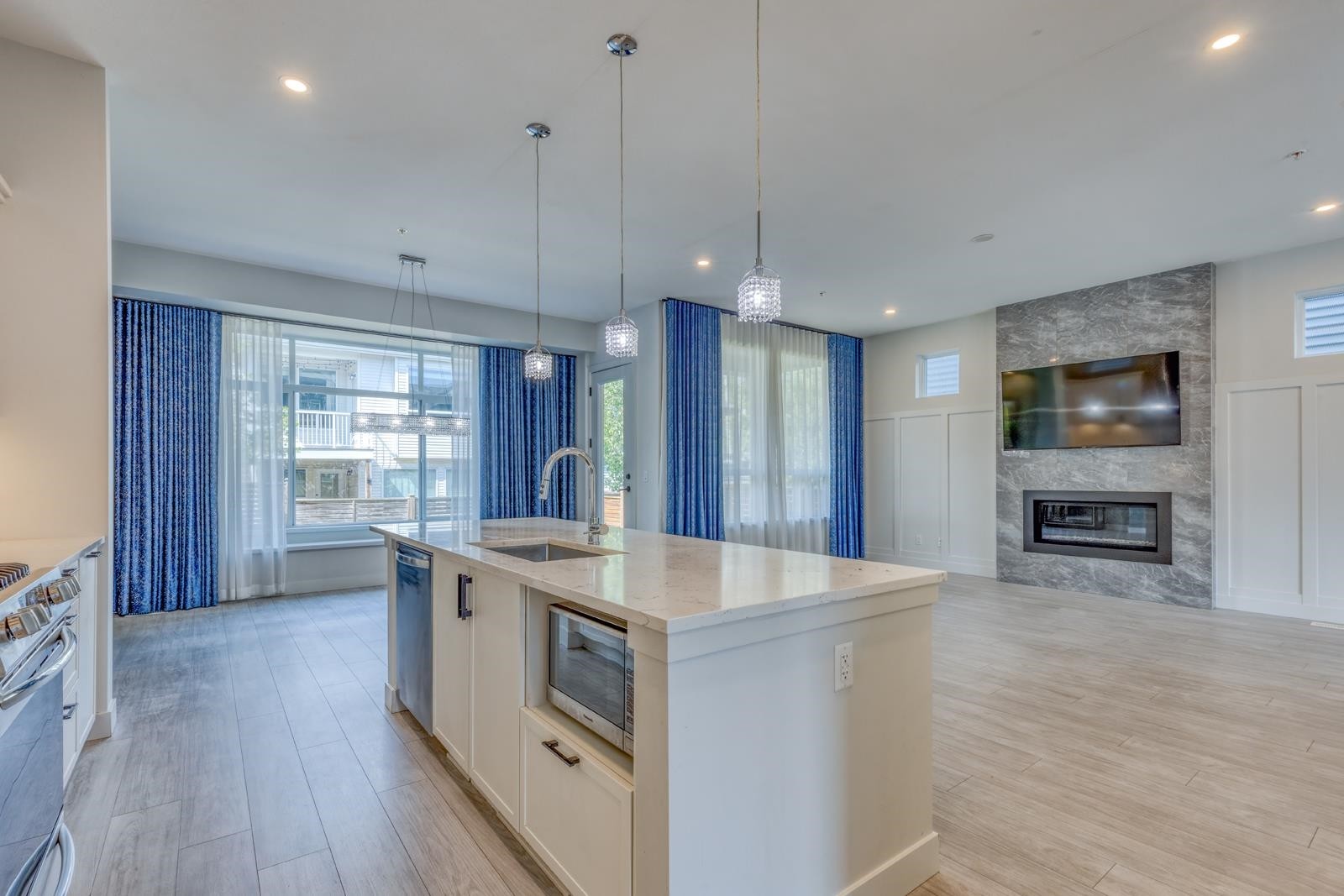 23191 112B Avenue, Maple Ridge, BC - Indoor Photo Showing Kitchen With Fireplace With Upgraded Kitchen